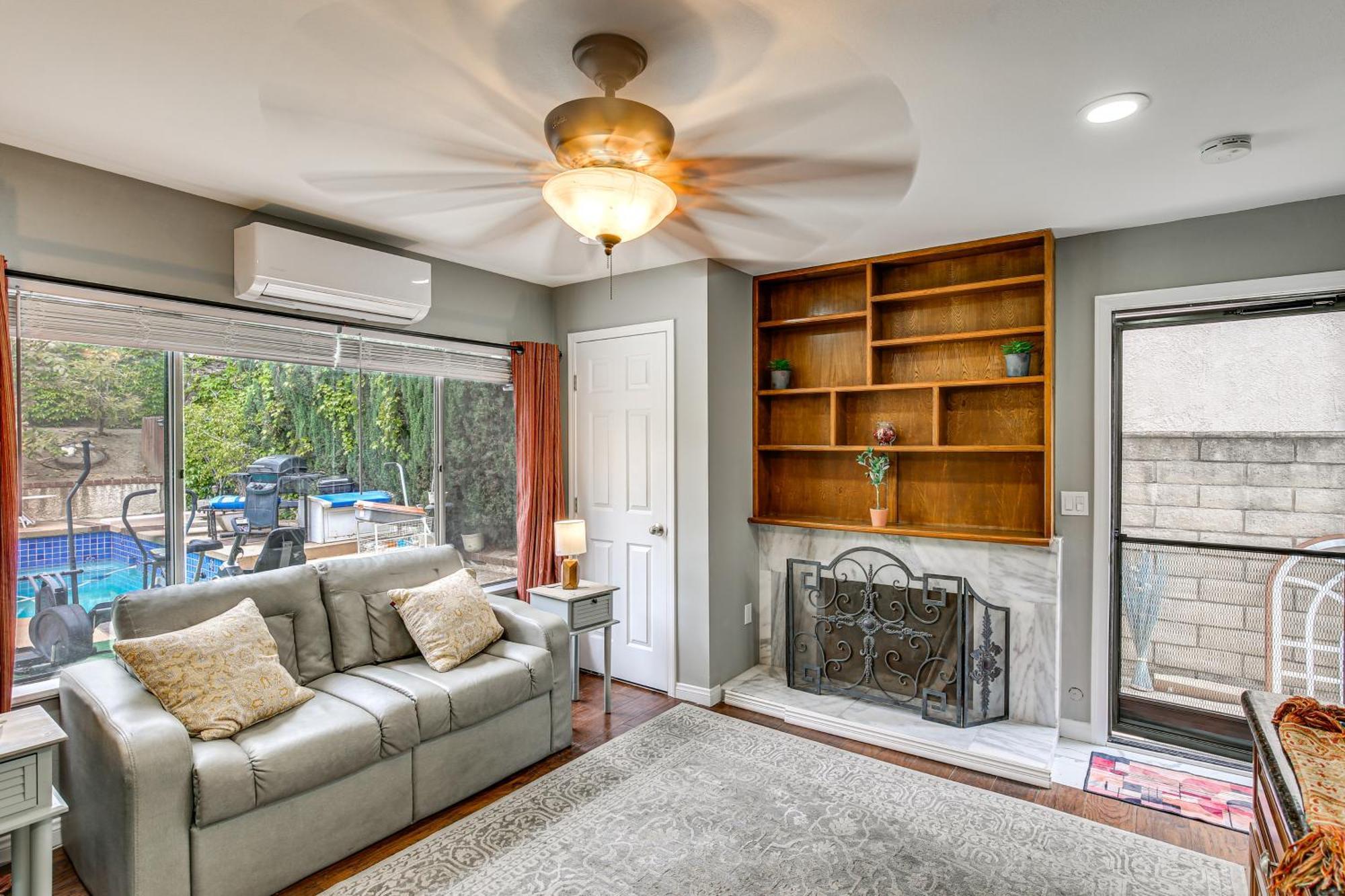 With Fireplace 14 Mi To Disneyland! Apartment *