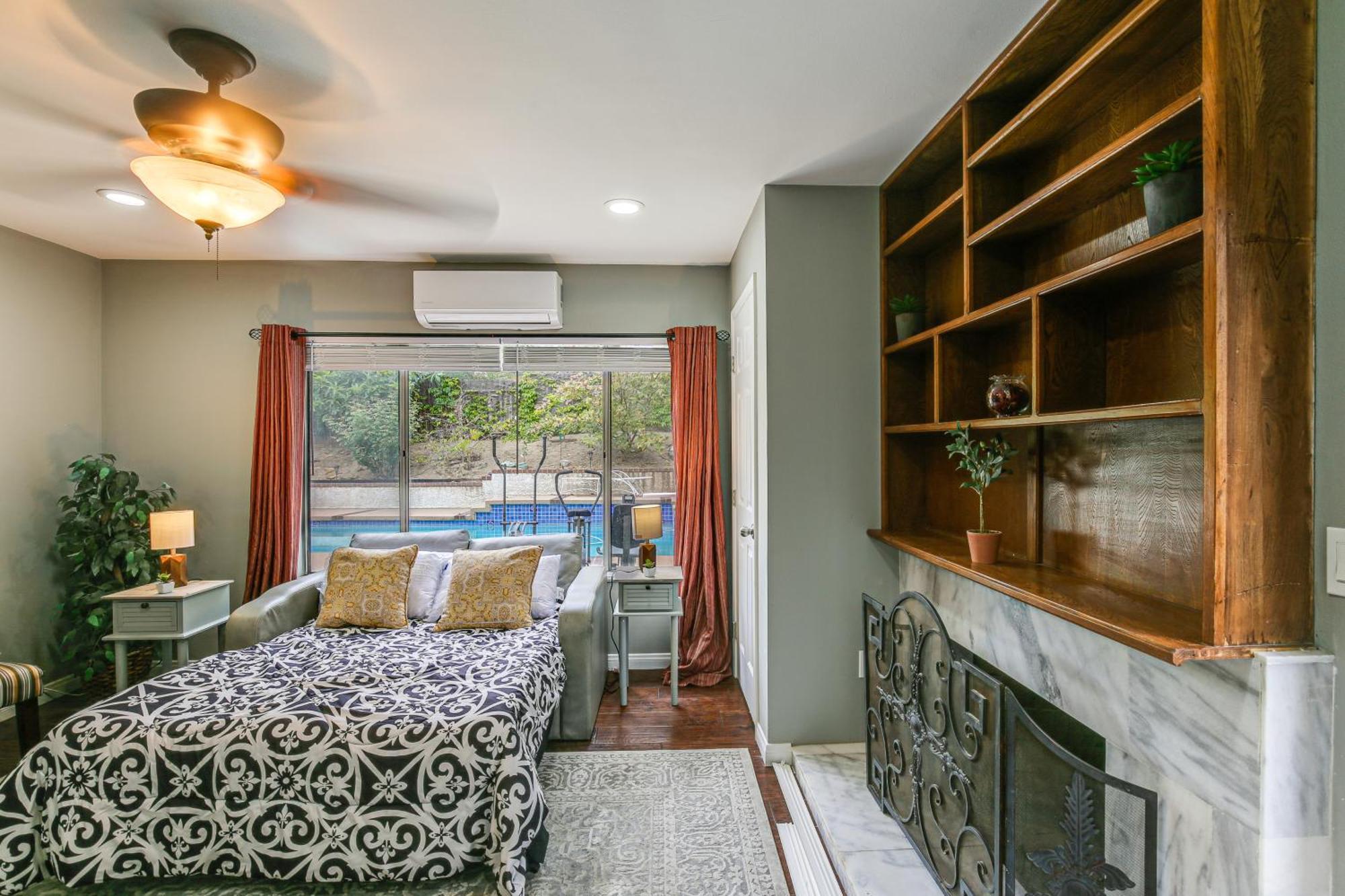 Apartment With Fireplace 14 Mi To Disneyland!