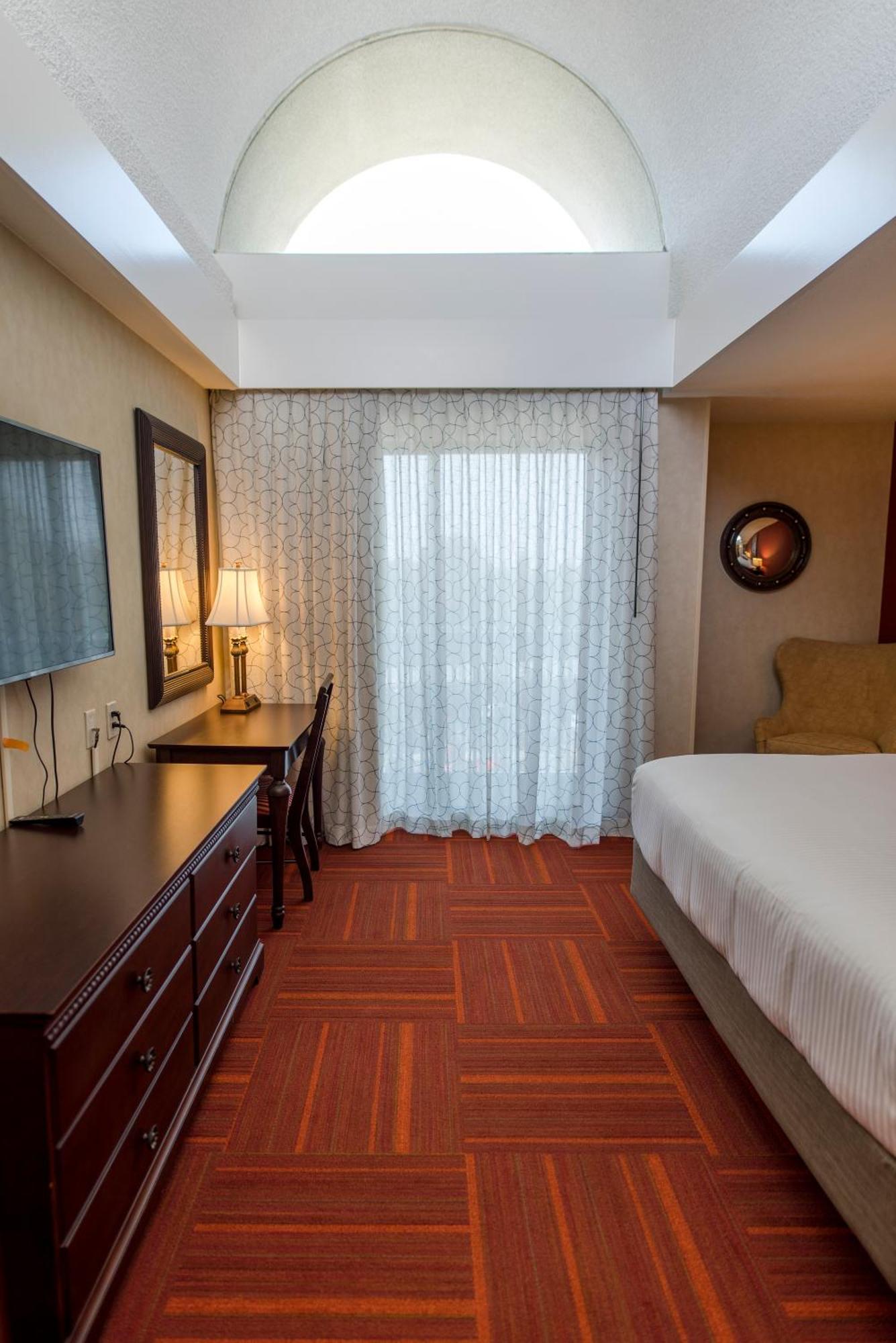 Howard Johnson By Wyndham & Water Playground Hotel Anaheim