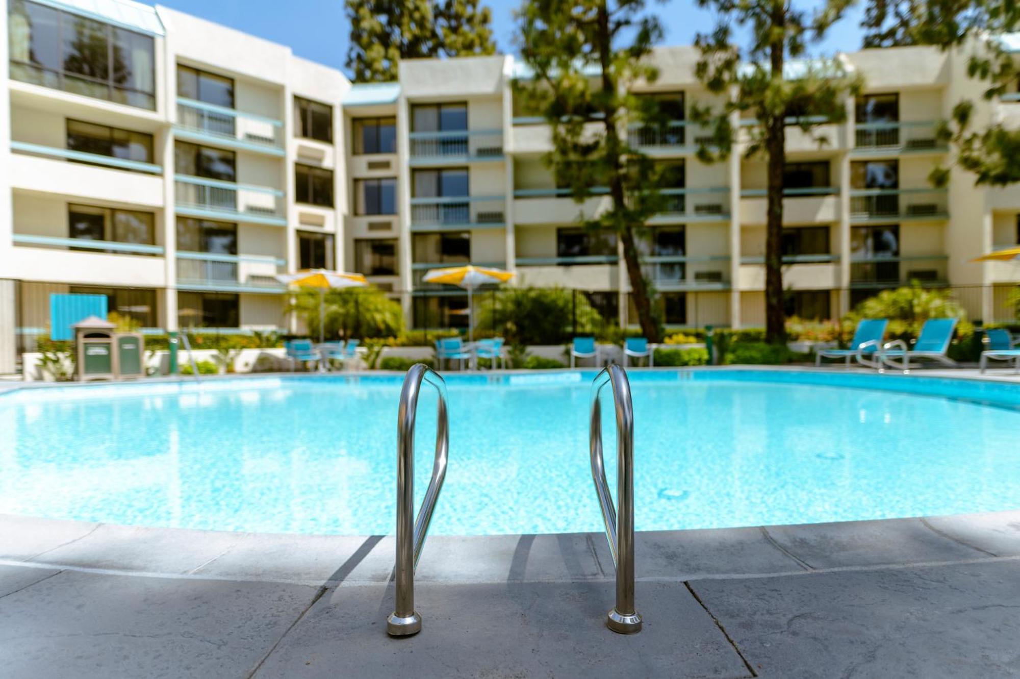 Howard Johnson By Wyndham & Water Playground Hotel 3*