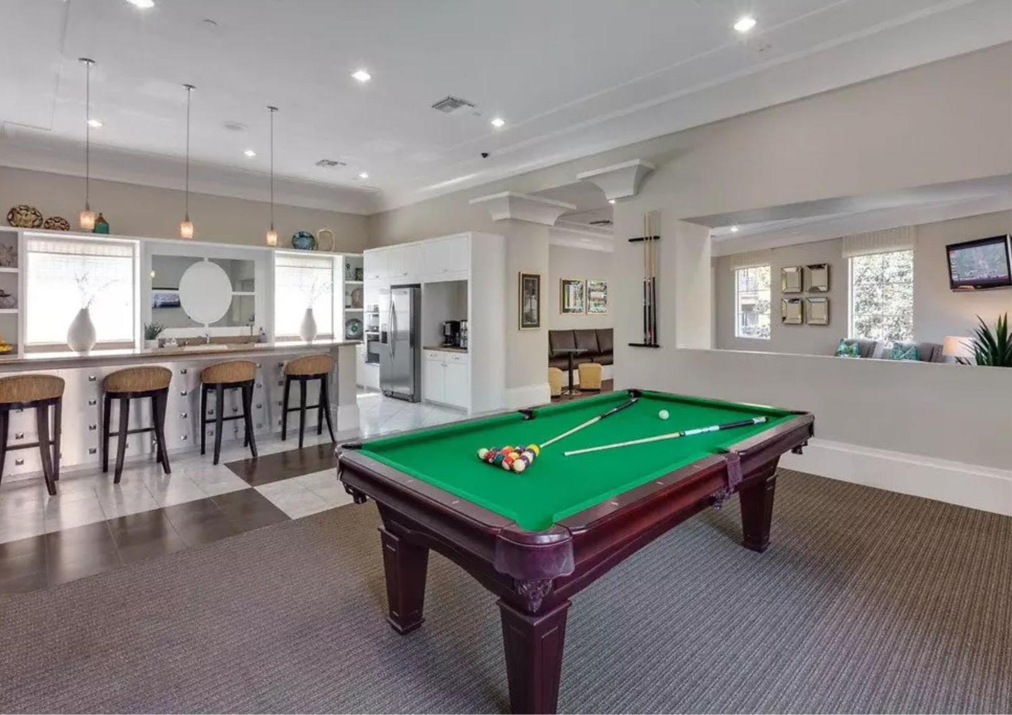 Spacious Two Bedroom Near Disneyland