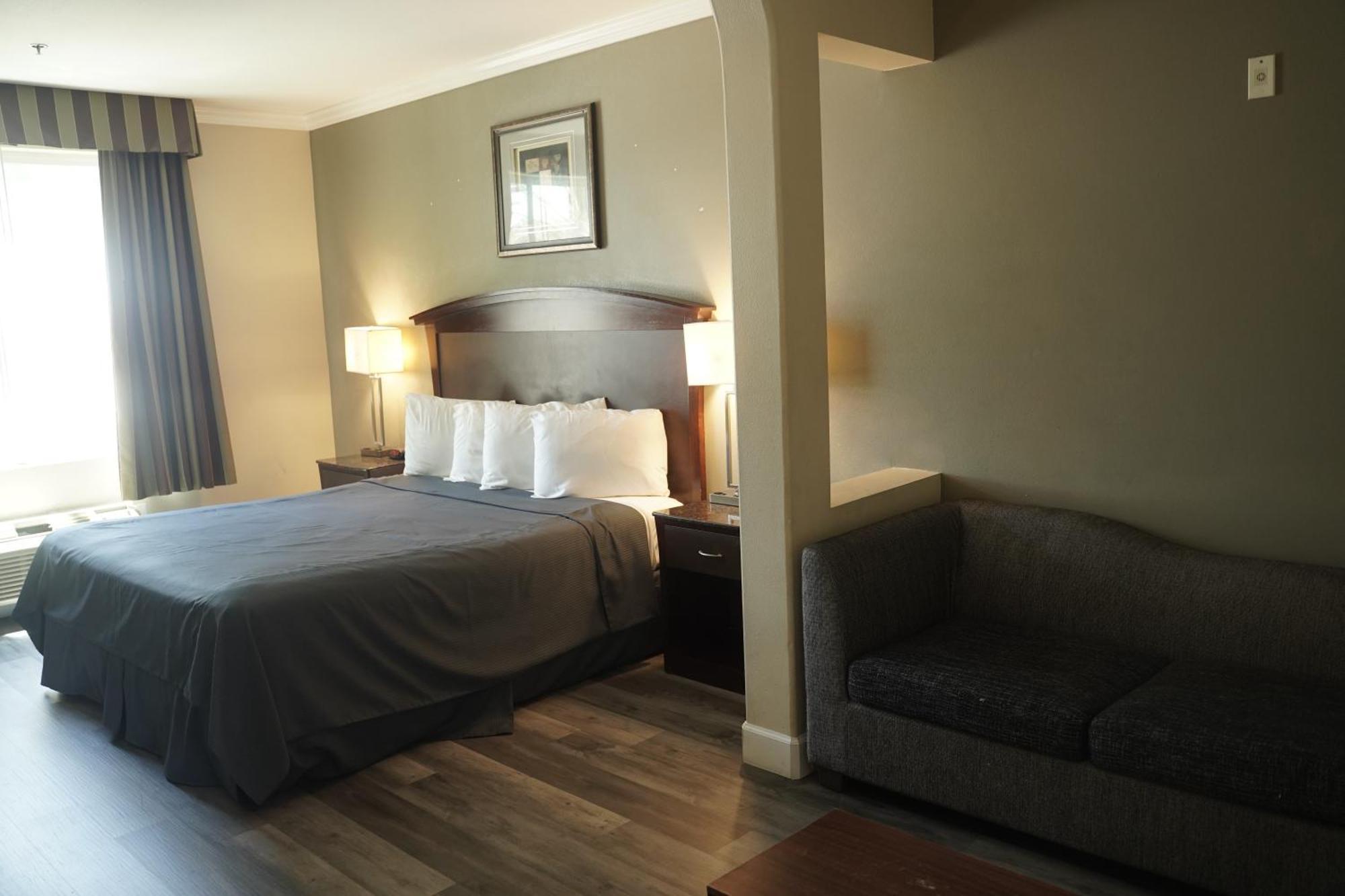 Harbor & Hotel 2*