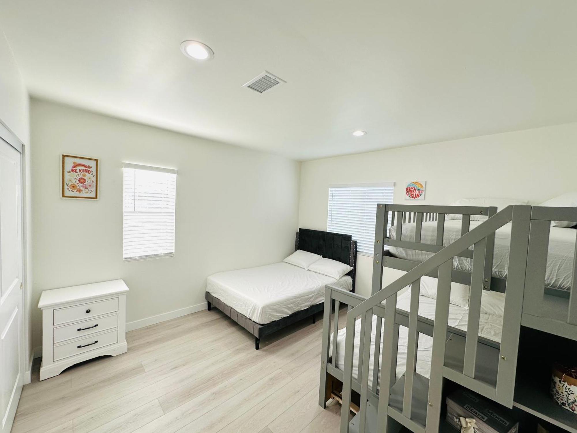 New Spacious House In Near Disneyland-knott In Without Backyard In The Same Lot Of 3 Separate * Anaheim