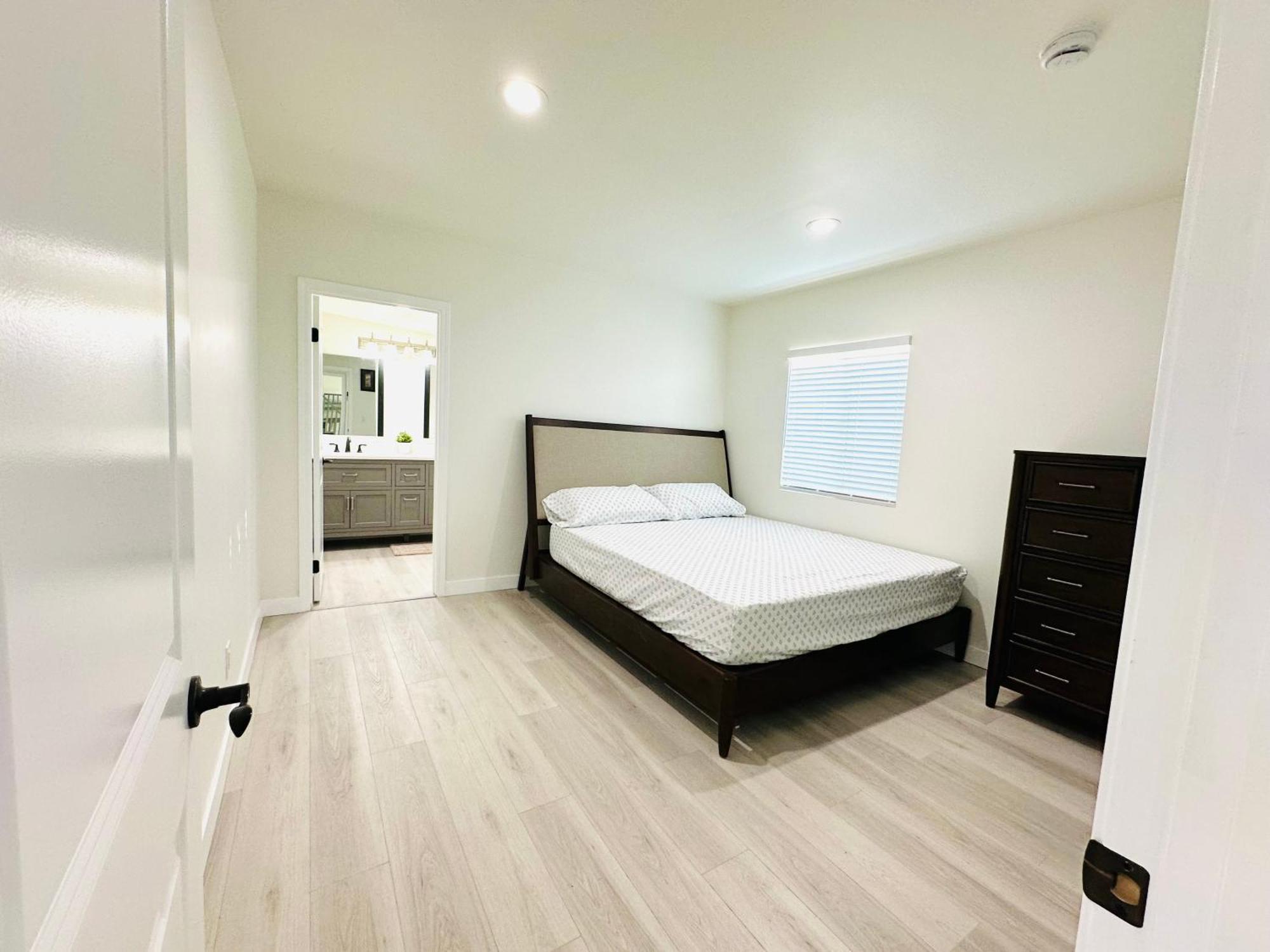 New Spacious House In Near Disneyland-knott In Without Backyard In The Same Lot Of 3 Separate *