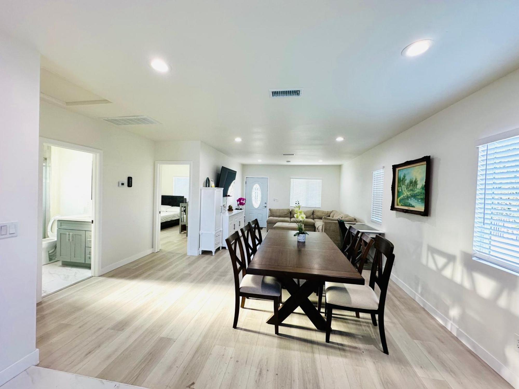 New Spacious House In Near Disneyland-knott In Without Backyard In The Same Lot Of 3 Separate