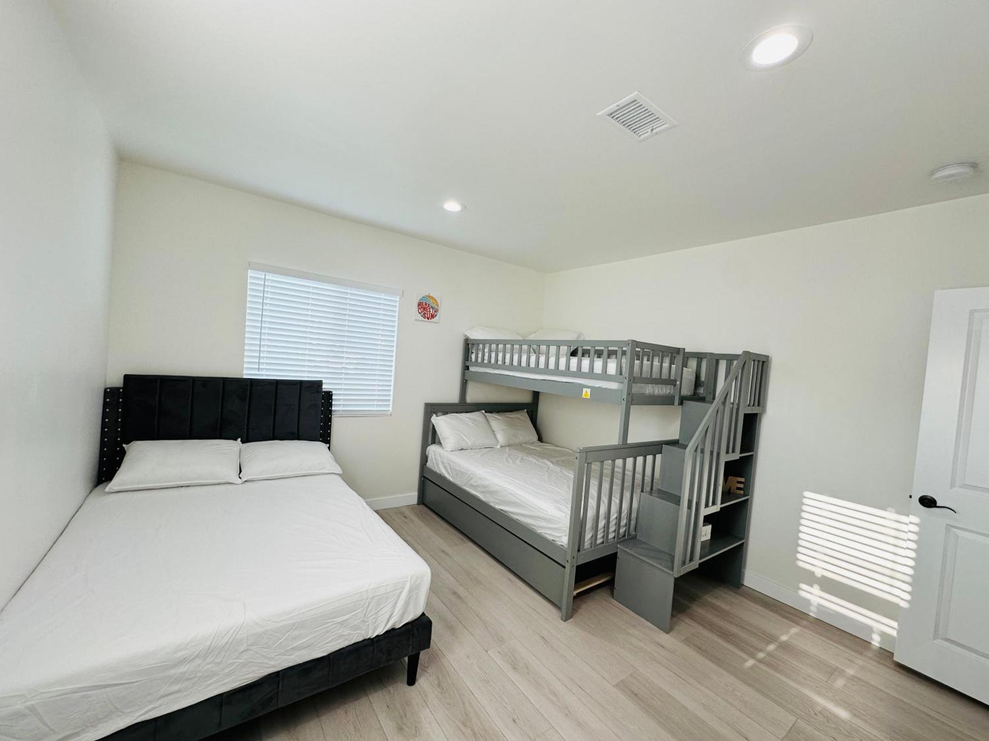 Holiday home New Spacious House In Near Disneyland-knott In Without Backyard In The Same Lot Of 3 Separate
