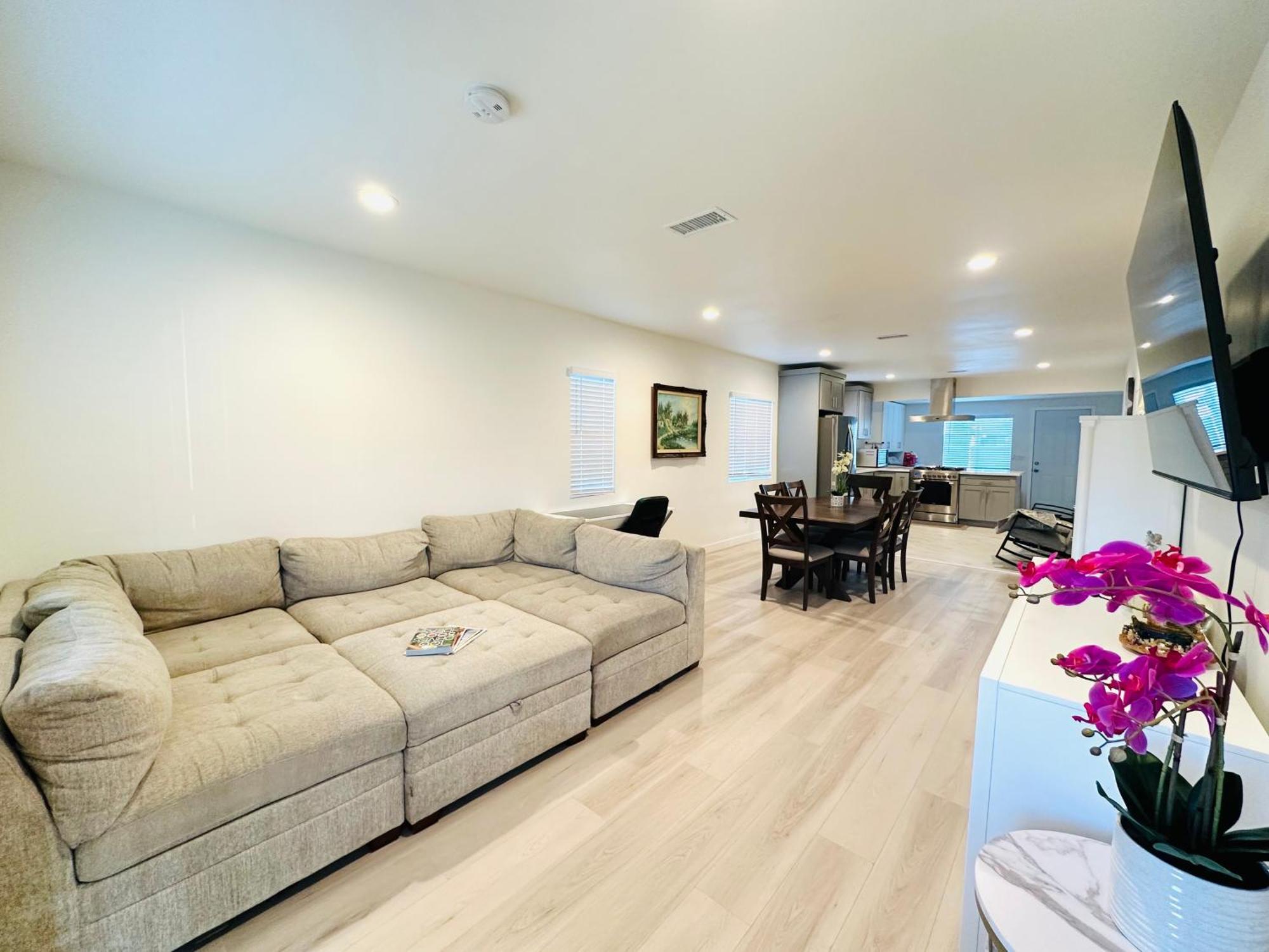 Holiday home New Spacious House In Near Disneyland-knott In Without Backyard In The Same Lot Of 3 Separate