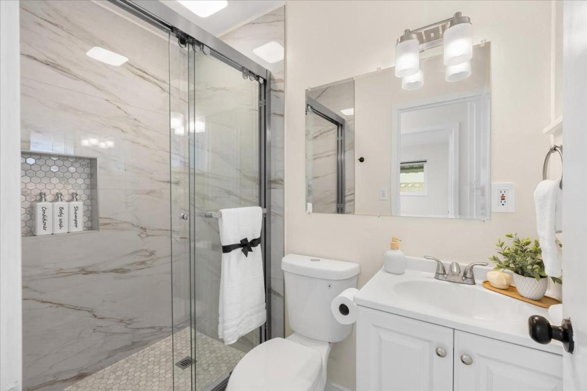 Holiday home Luxurious Newly Remodeled 4 Bedroom With Large Backyard Near Disneyland *