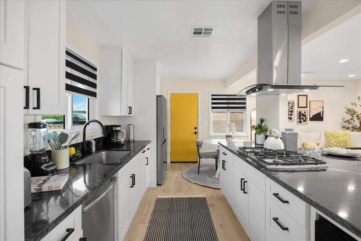 Luxurious Newly Remodeled 4 Bedroom With Large Backyard Near Disneyland * Anaheim