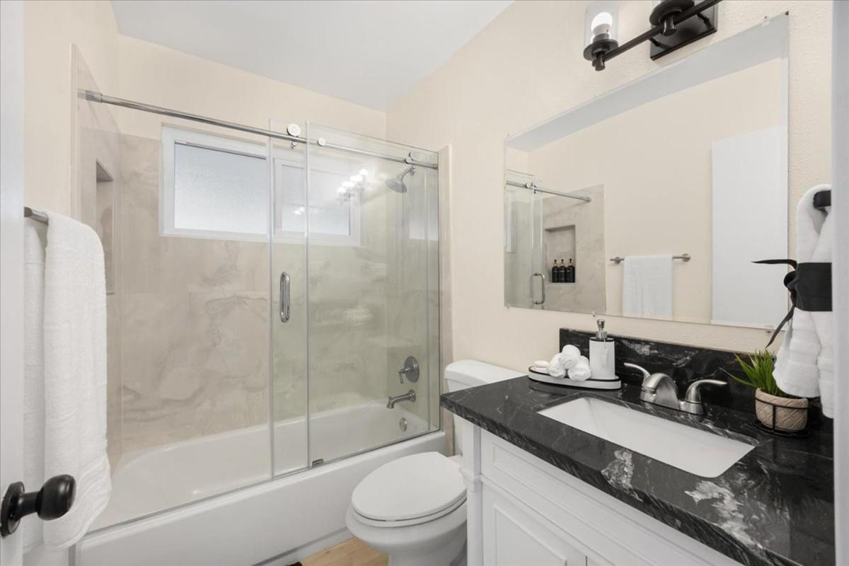 Holiday home Luxurious Newly Remodeled 4 Bedroom With Large Backyard Near Disneyland *