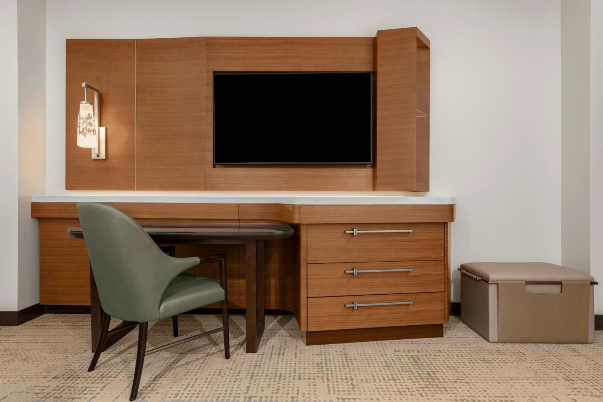 Jw Marriott, Hotel