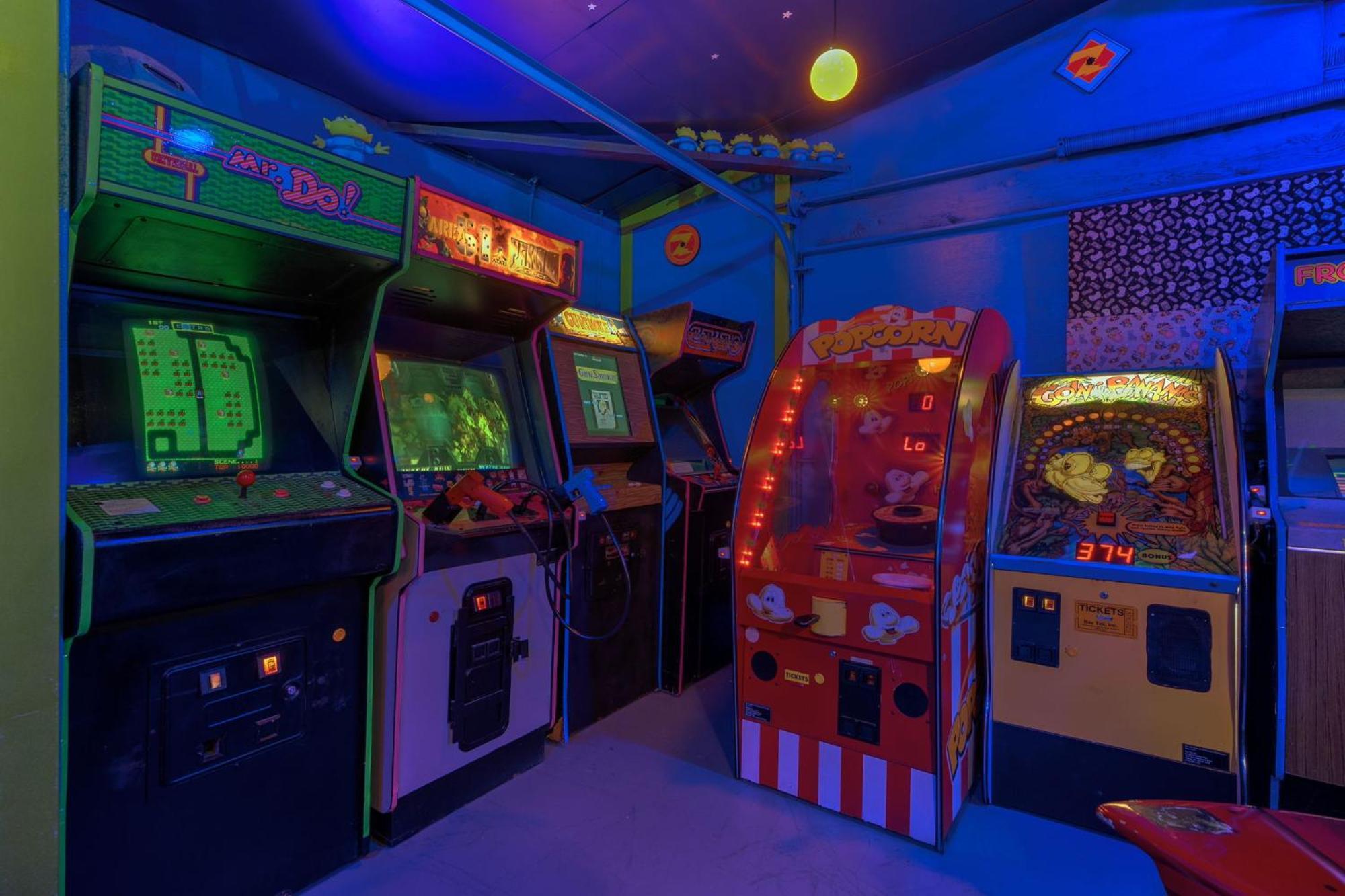 Mickeys House - Heated Pool, Slide, Golf, Karaoke And *