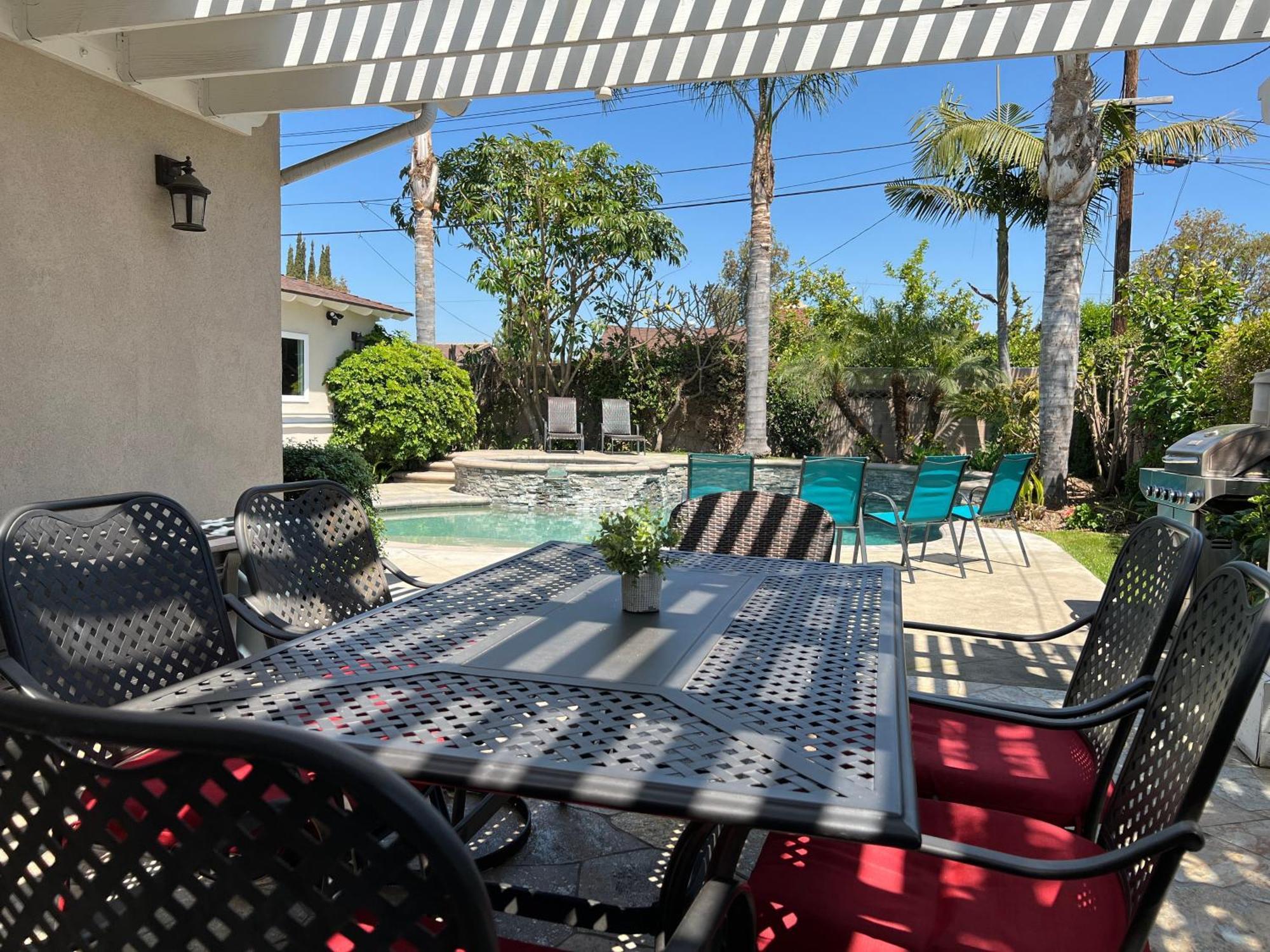 Awesome 4 Bedroom, 3 1/2 Bath 1/2 Mile Walk To Anaheim