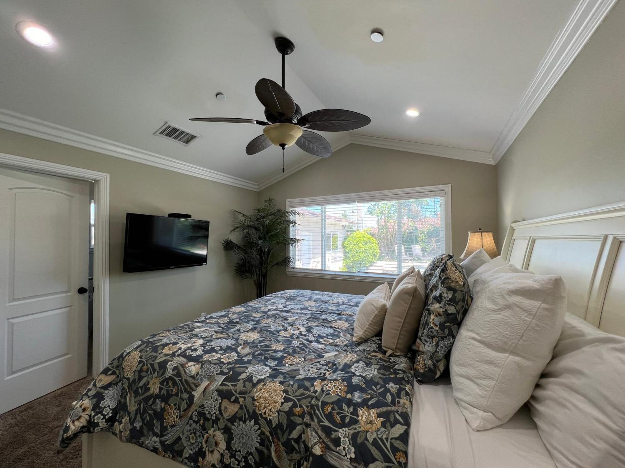 Awesome 4 Bedroom, 3 1/2 Bath 1/2 Mile Walk To * Anaheim