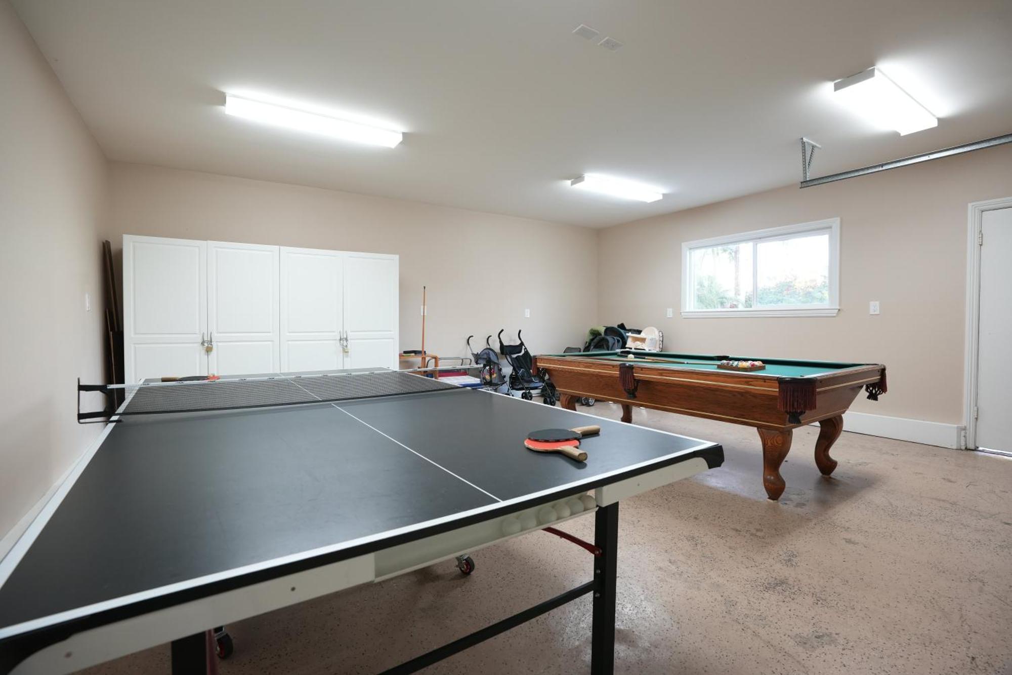 Awesome 4 Bedroom, 3 1/2 Bath 1/2 Mile Walk To Holiday home Anaheim