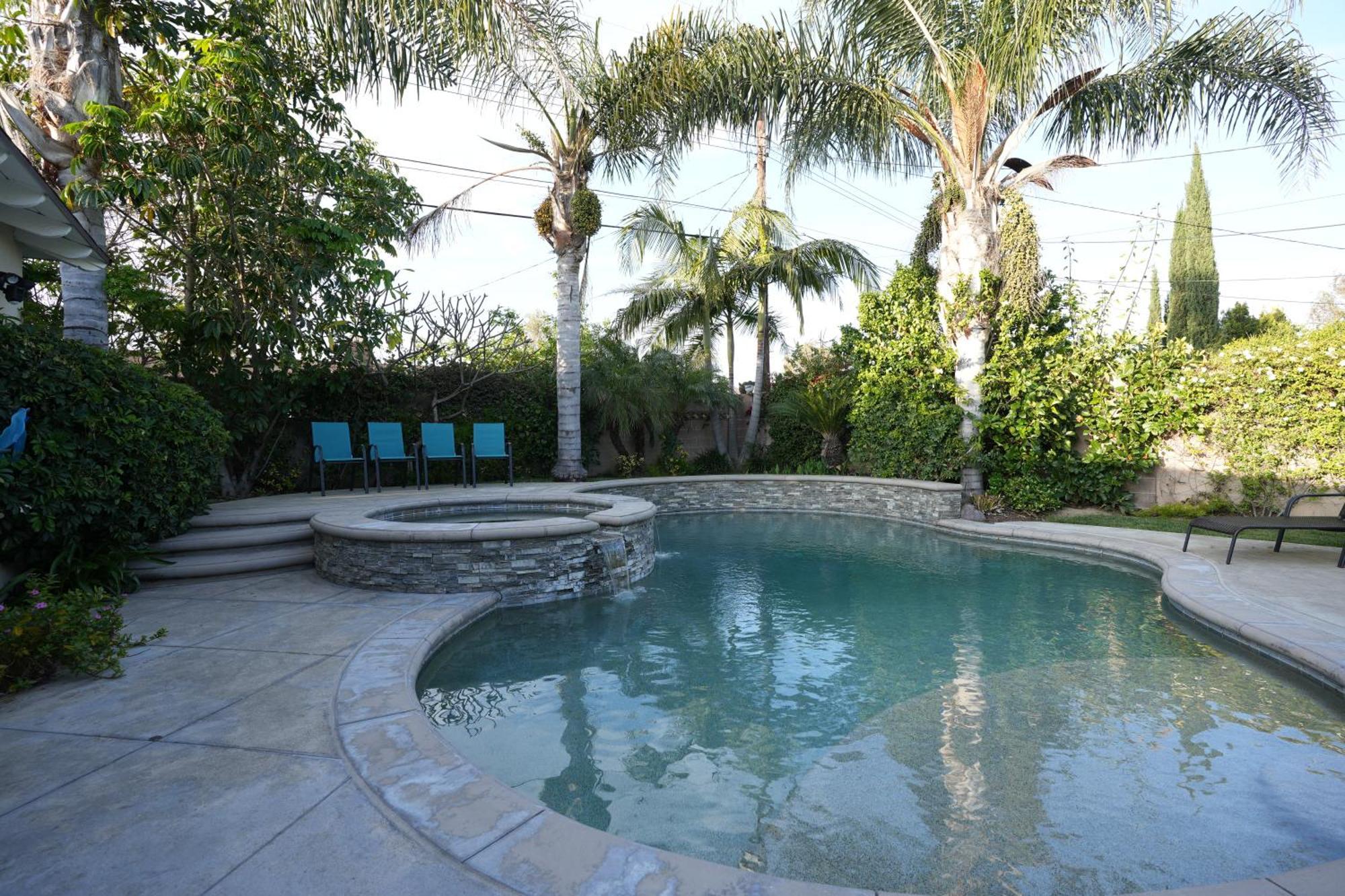 Awesome 4 Bedroom, 3 1/2 Bath 1/2 Mile Walk To Holiday home Anaheim