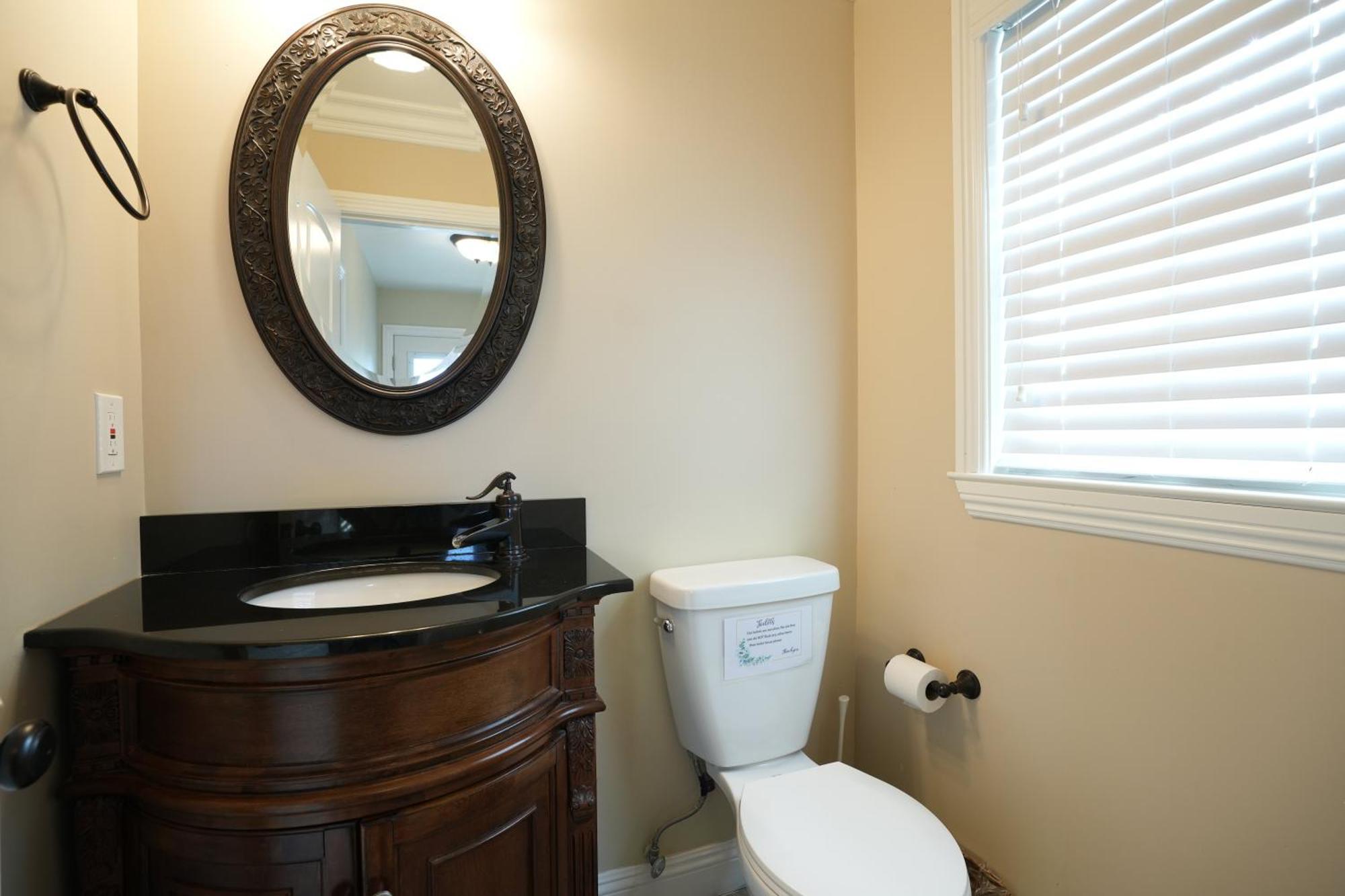Awesome 4 Bedroom, 3 1/2 Bath 1/2 Mile Walk To Anaheim