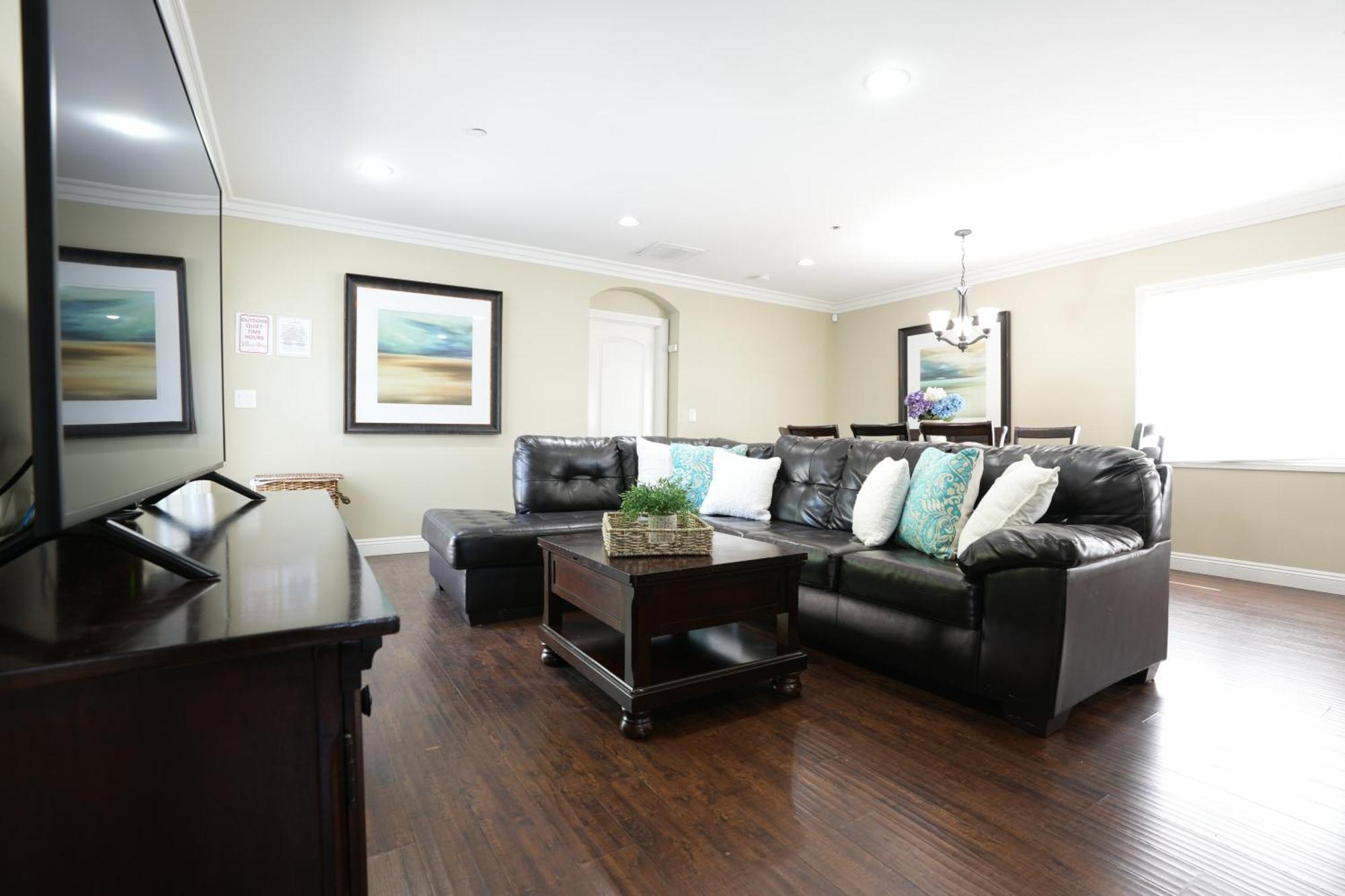 Holiday home Classy 4 Bedroom 3 Bath Pool 3/4 Mile Walk To *