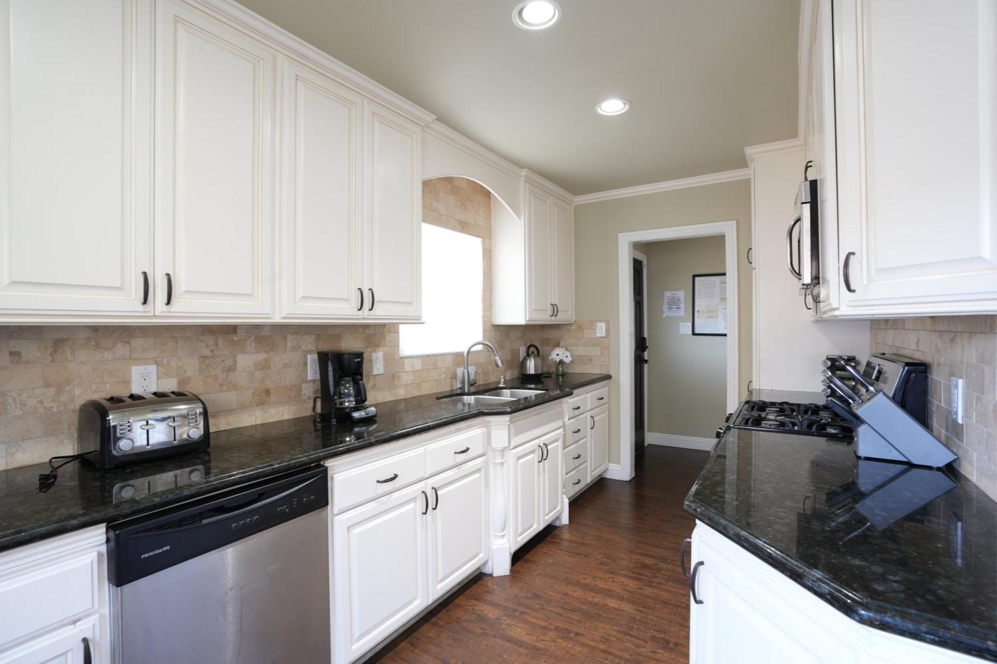 Holiday home Classy 4 Bedroom 3 Bath Pool 3/4 Mile Walk To Anaheim