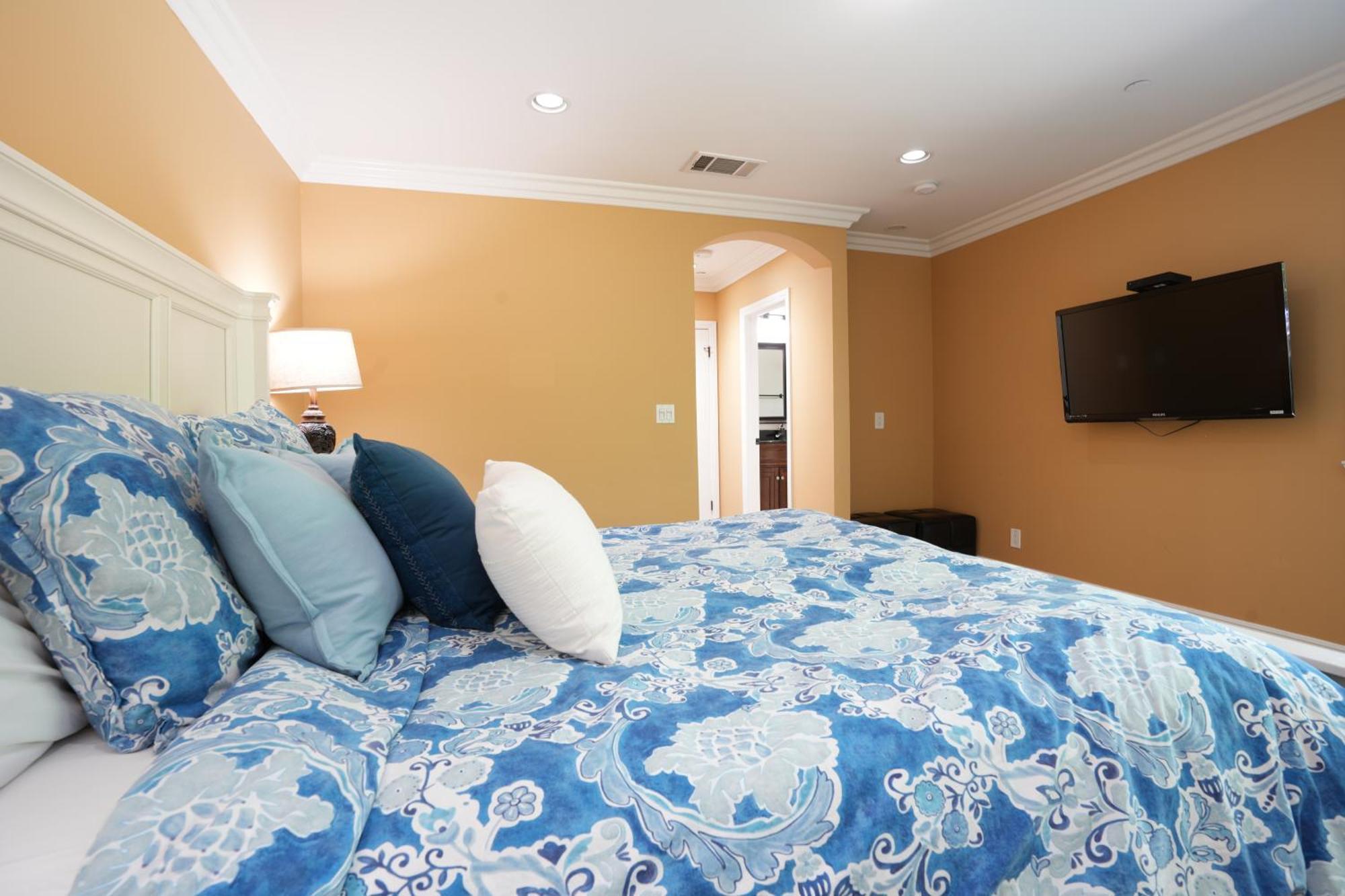 Classy 4 Bedroom 3 Bath Pool 3/4 Mile Walk To Holiday home