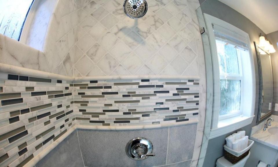 Upscale 6 Bed, 5 Ba, New Pool W/jacuzzi, 1/2 Mile Walk To Holiday home *
