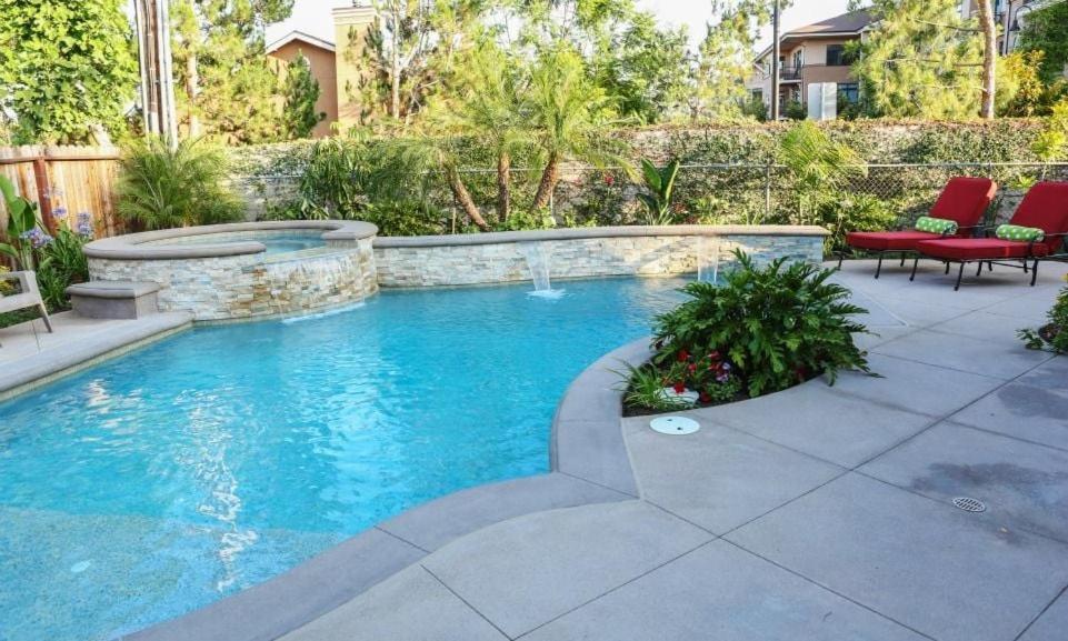 Upscale 6 Bed, 5 Ba, New Pool W/jacuzzi, 1/2 Mile Walk To *