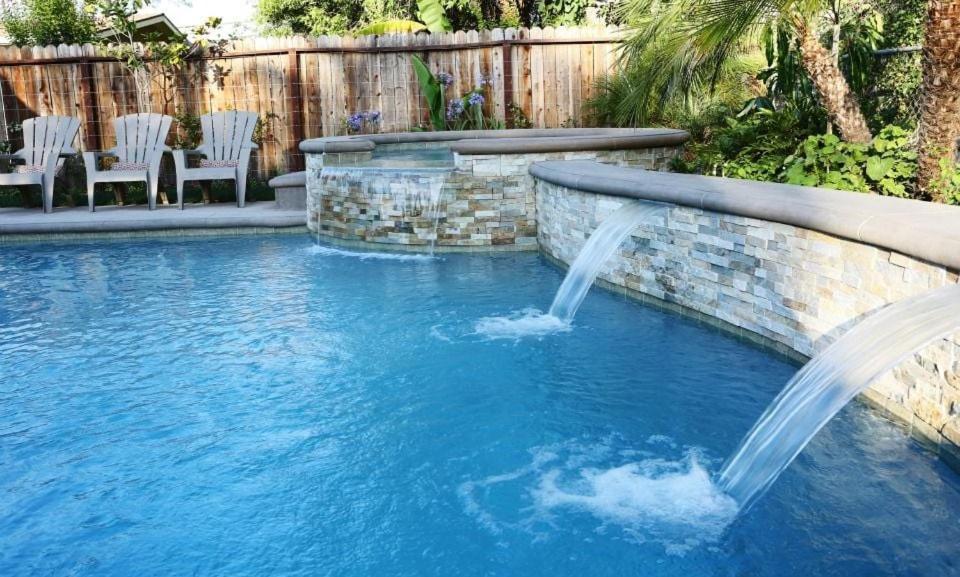 Upscale 6 Bed, 5 Ba, New Pool W/jacuzzi, 1/2 Mile Walk To Holiday home Anaheim