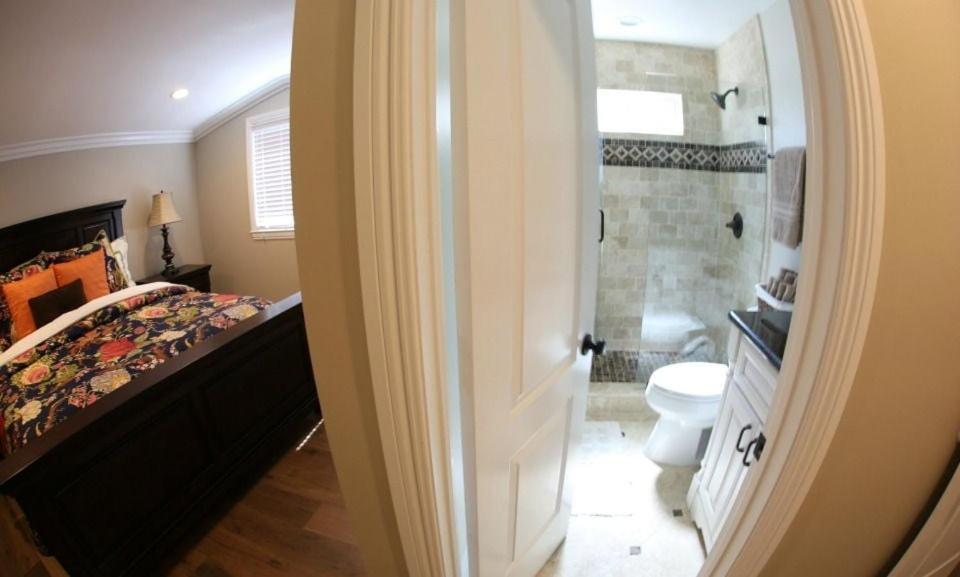 Holiday home Upscale 6 Bed, 5 Ba, New Pool W/jacuzzi, 1/2 Mile Walk To