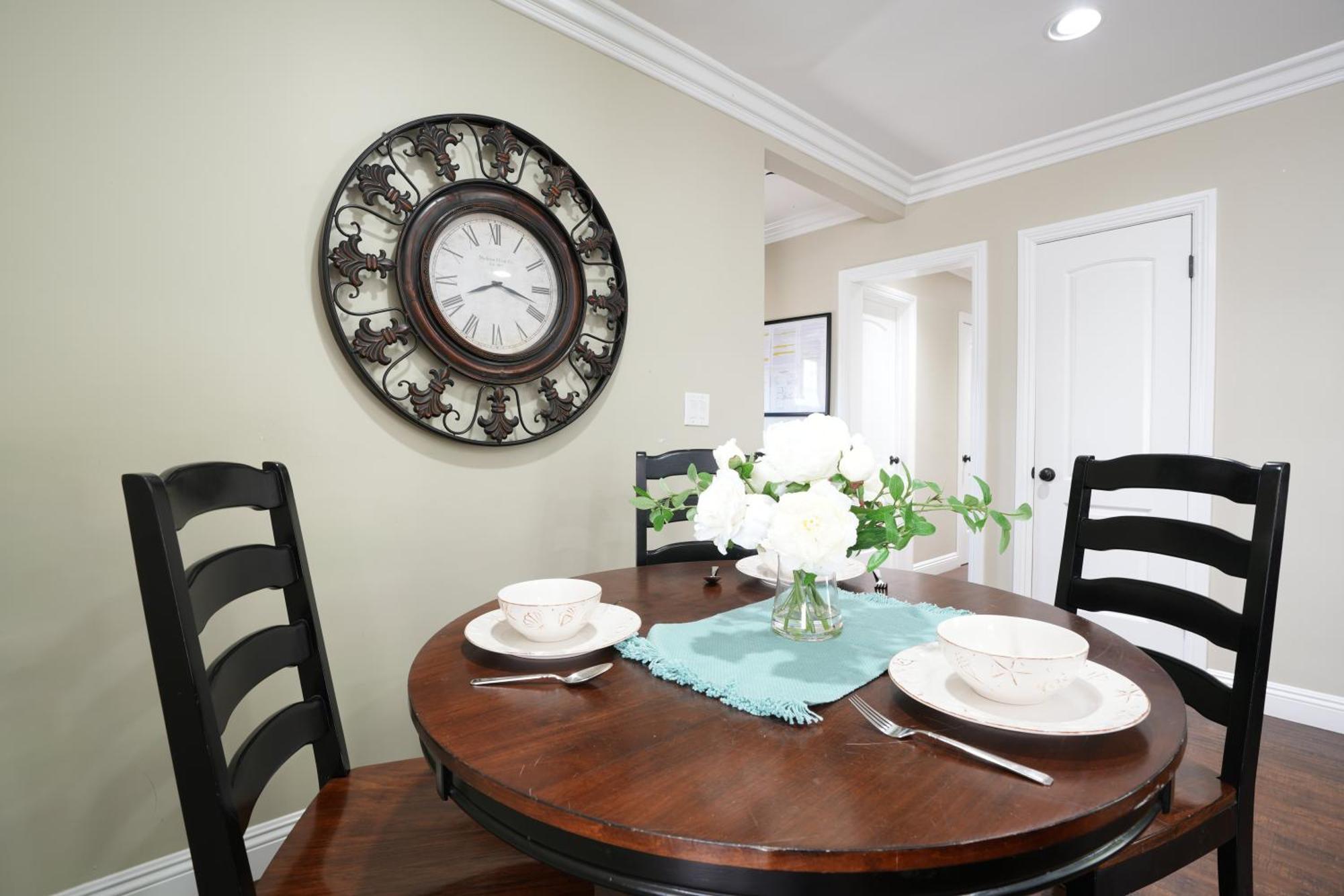 Classy 4 Bedroom 3 Bath Pool 3/4 Mile Walk To Holiday home *