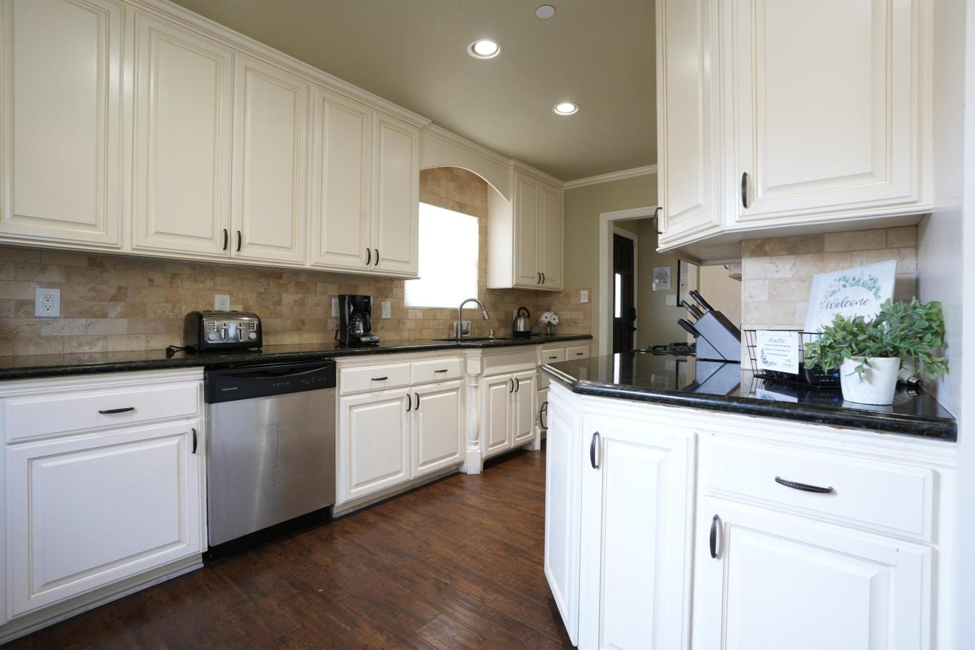 Holiday home Classy 4 Bedroom 3 Bath Pool 3/4 Mile Walk To Anaheim