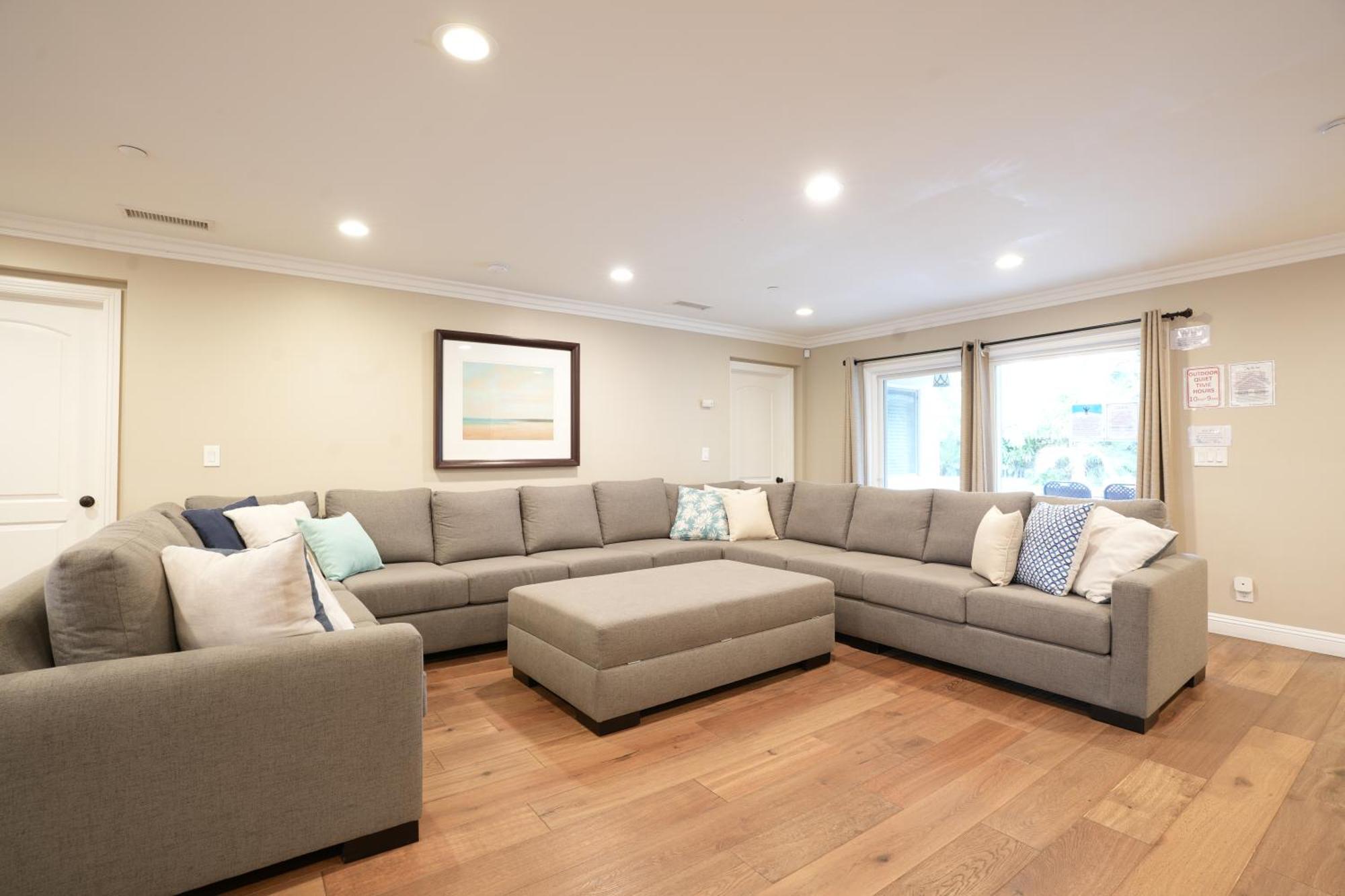 Upscale 6 Bed, 5 Ba, New Pool W/jacuzzi, 1/2 Mile Walk To *