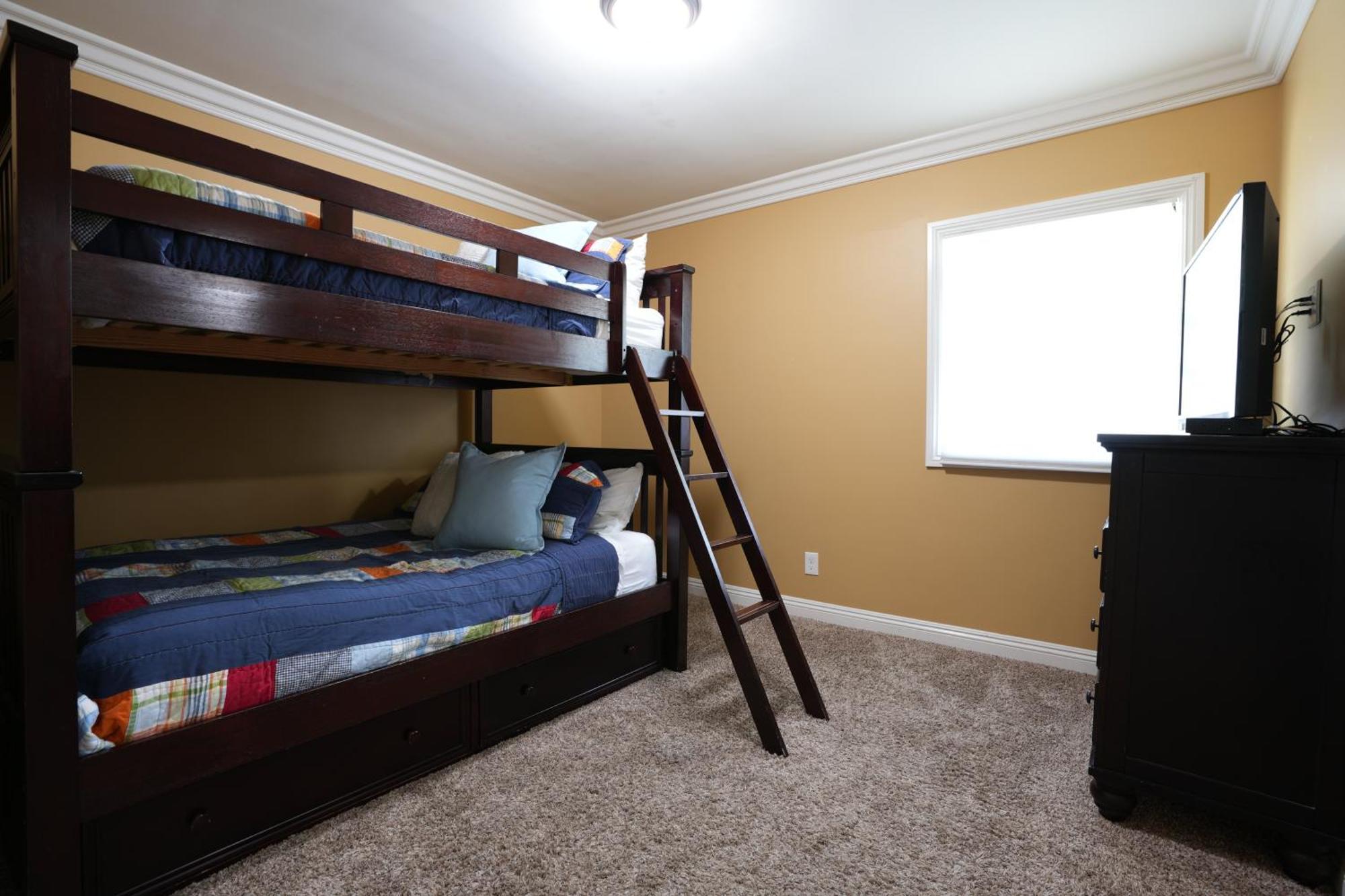 Classy 4 Bedroom 3 Bath Pool 3/4 Mile Walk To *