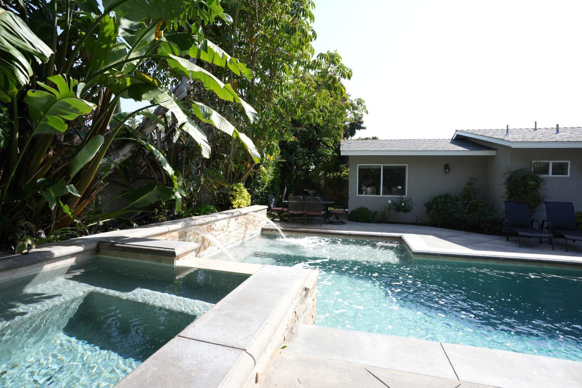 Classy 4 Bedroom 3 Bath Pool 3/4 Mile Walk To Anaheim