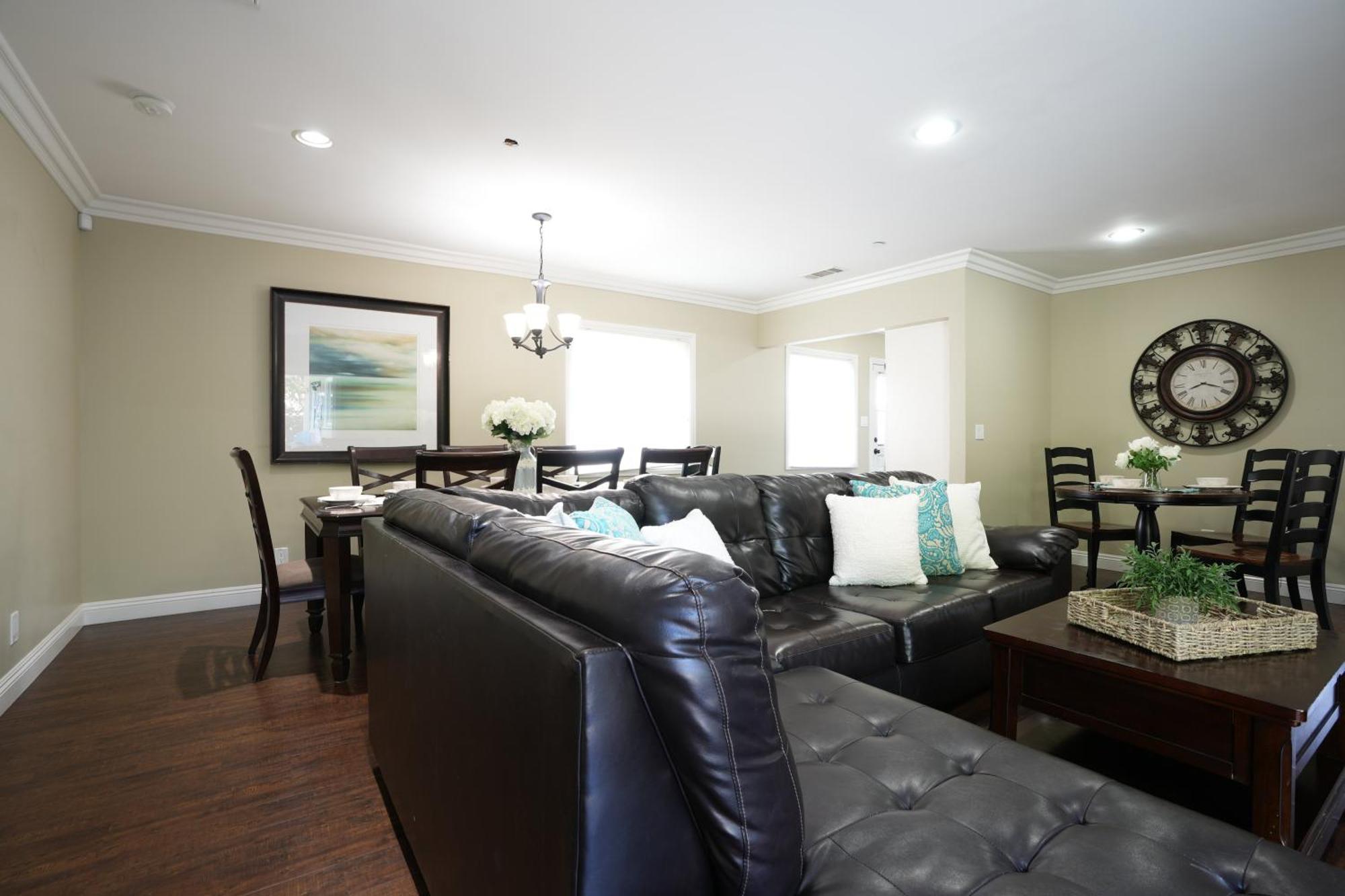 Classy 4 Bedroom 3 Bath Pool 3/4 Mile Walk To *