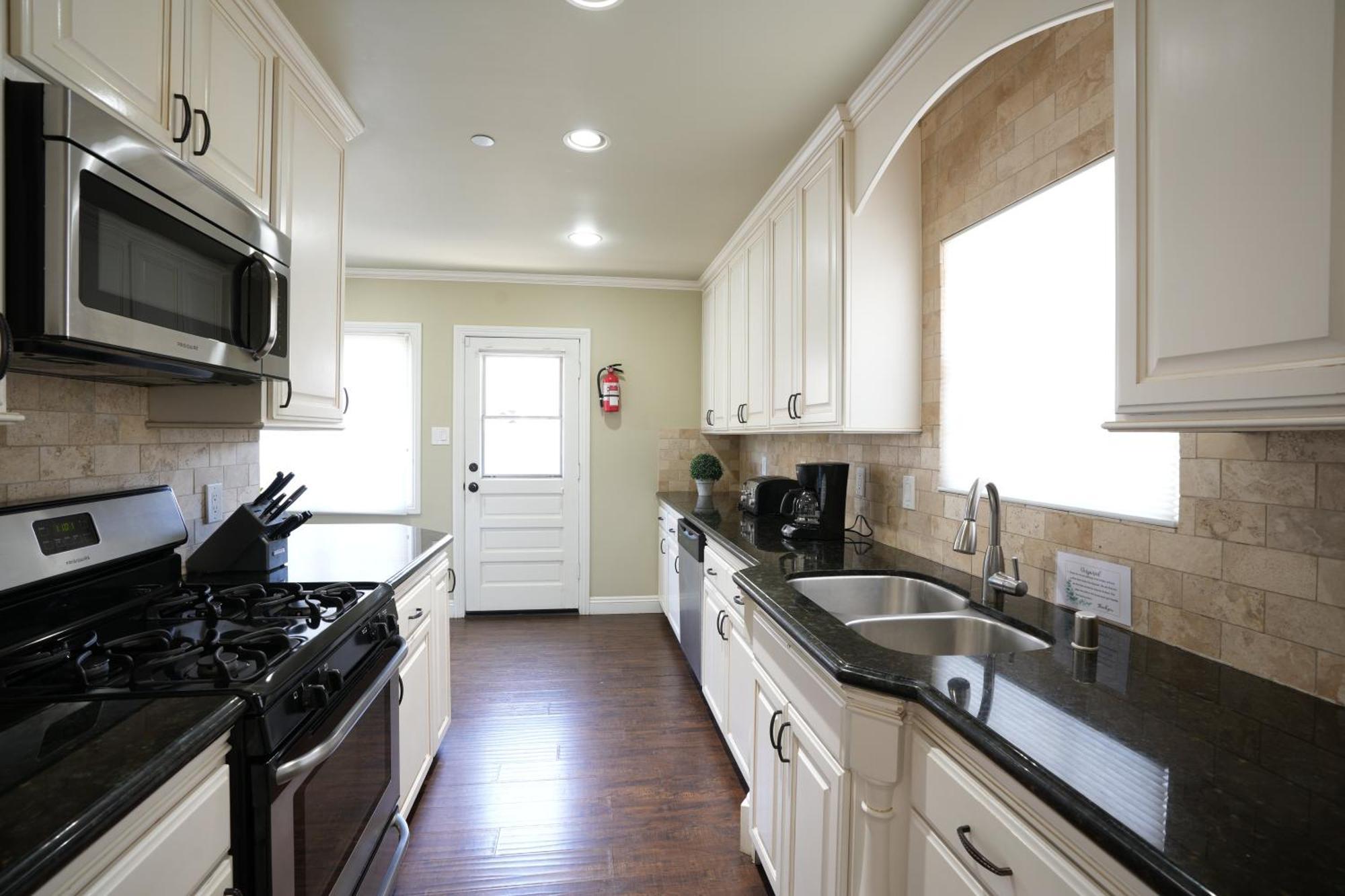 Classy 4 Bedroom 3 Bath Pool 3/4 Mile Walk To * Anaheim
