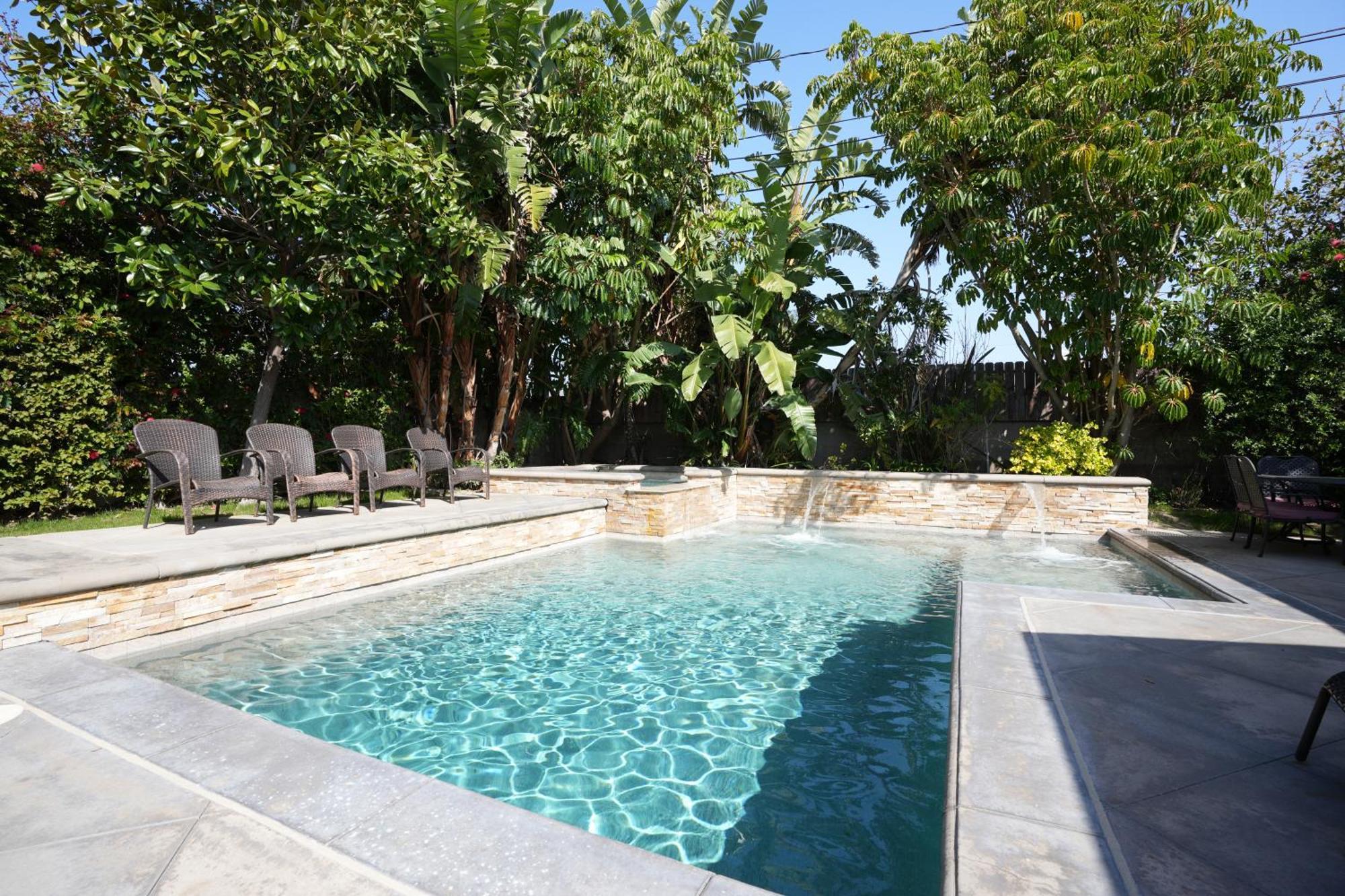 Holiday home Classy 4 Bedroom 3 Bath Pool 3/4 Mile Walk To Anaheim