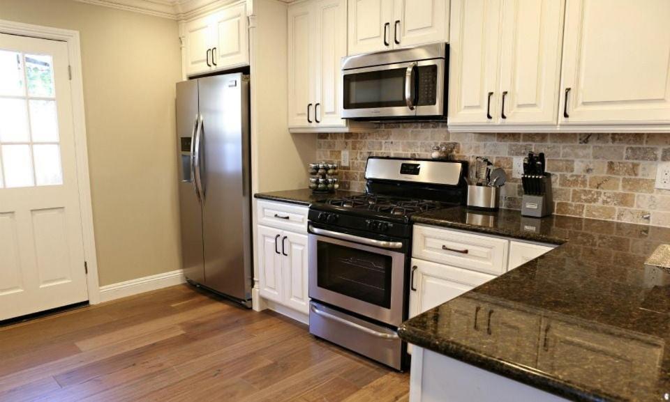 Upscale 6 Bed, 5 Ba, New Pool W/jacuzzi, 1/2 Mile Walk To Holiday home *