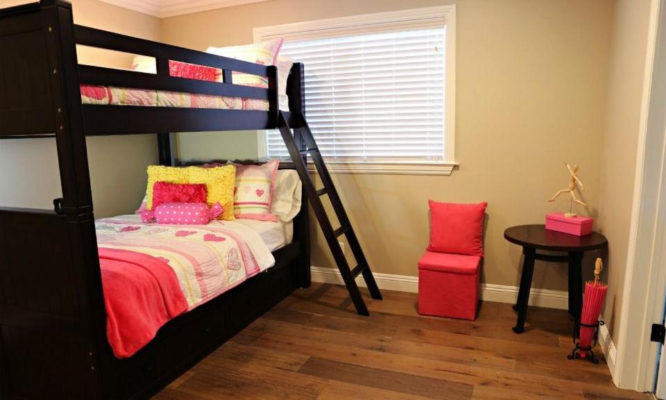 Holiday home Upscale 6 Bed, 5 Ba, New Pool W/jacuzzi, 1/2 Mile Walk To *