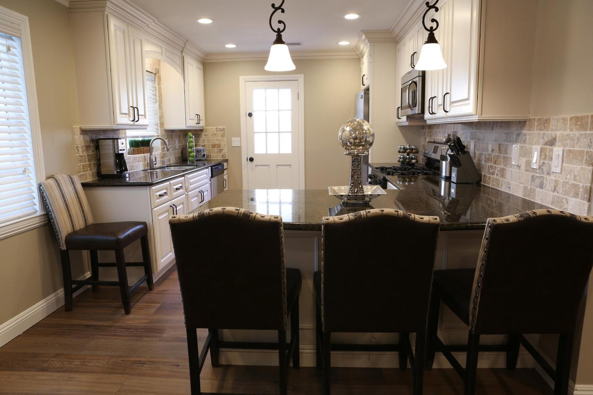 Upscale 6 Bed, 5 Ba, New Pool W/jacuzzi, 1/2 Mile Walk To *