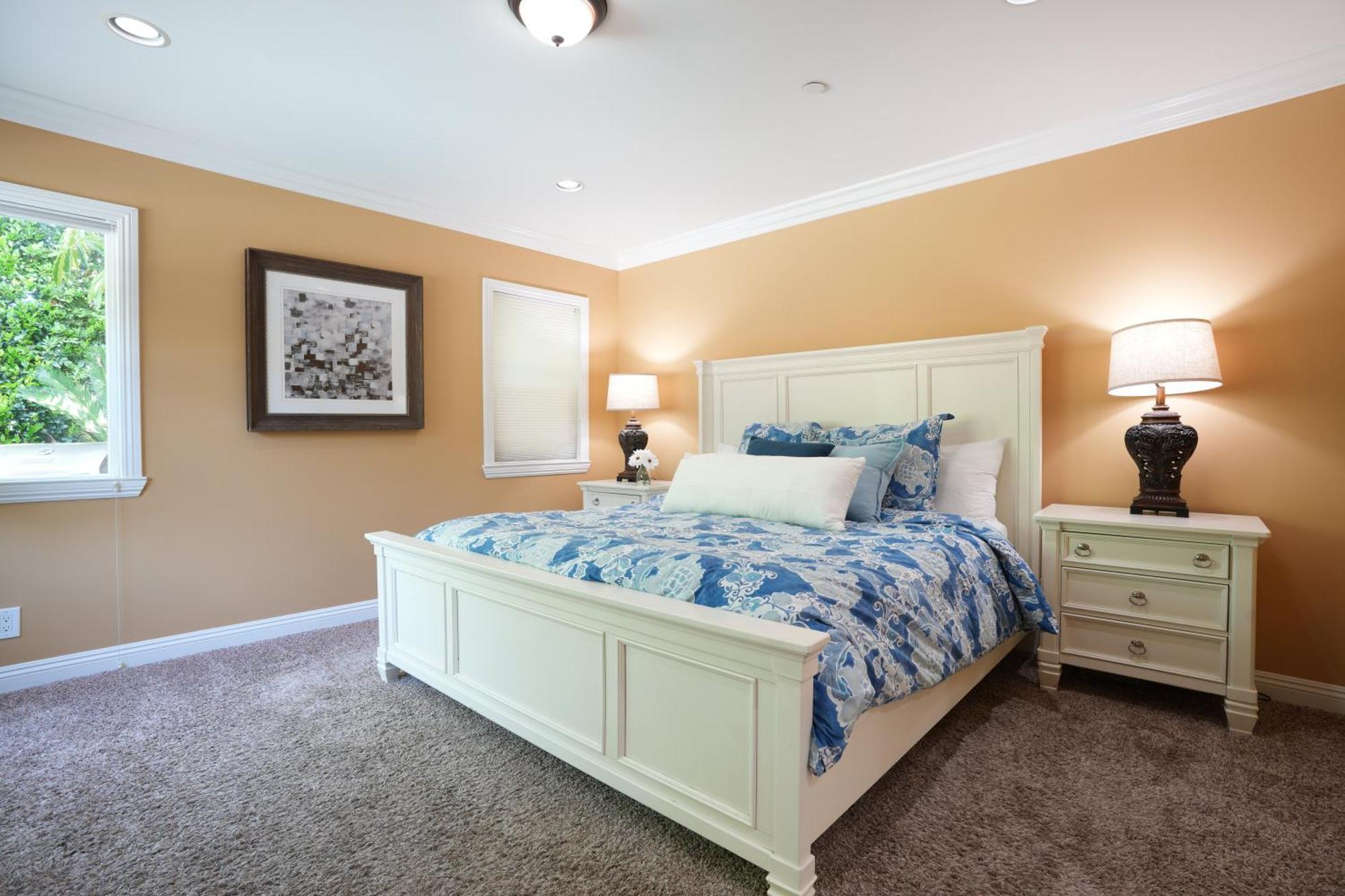 Classy 4 Bedroom 3 Bath Pool 3/4 Mile Walk To