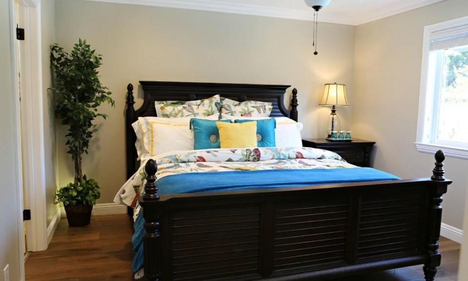 Holiday home Upscale 6 Bed, 5 Ba, New Pool W/jacuzzi, 1/2 Mile Walk To