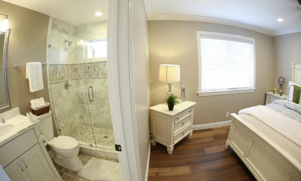 Holiday home Upscale 6 Bed, 5 Ba, New Pool W/jacuzzi, 1/2 Mile Walk To
