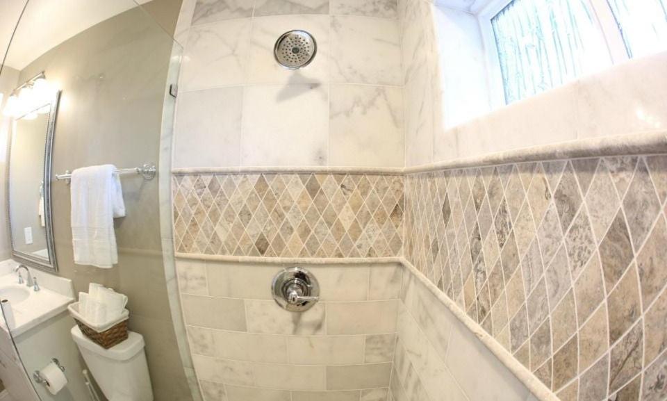 Holiday home Upscale 6 Bed, 5 Ba, New Pool W/jacuzzi, 1/2 Mile Walk To *