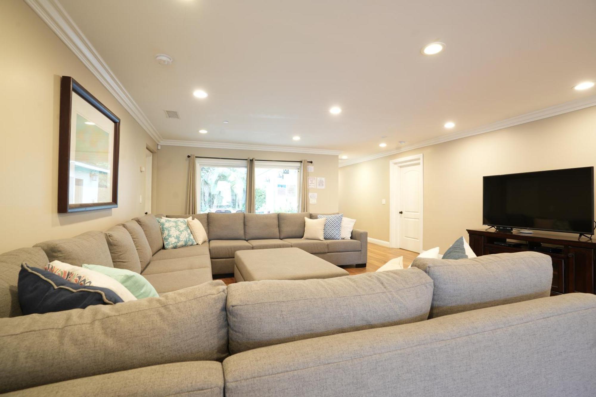 Holiday home Upscale 6 Bed, 5 Ba, New Pool W/jacuzzi, 1/2 Mile Walk To Anaheim