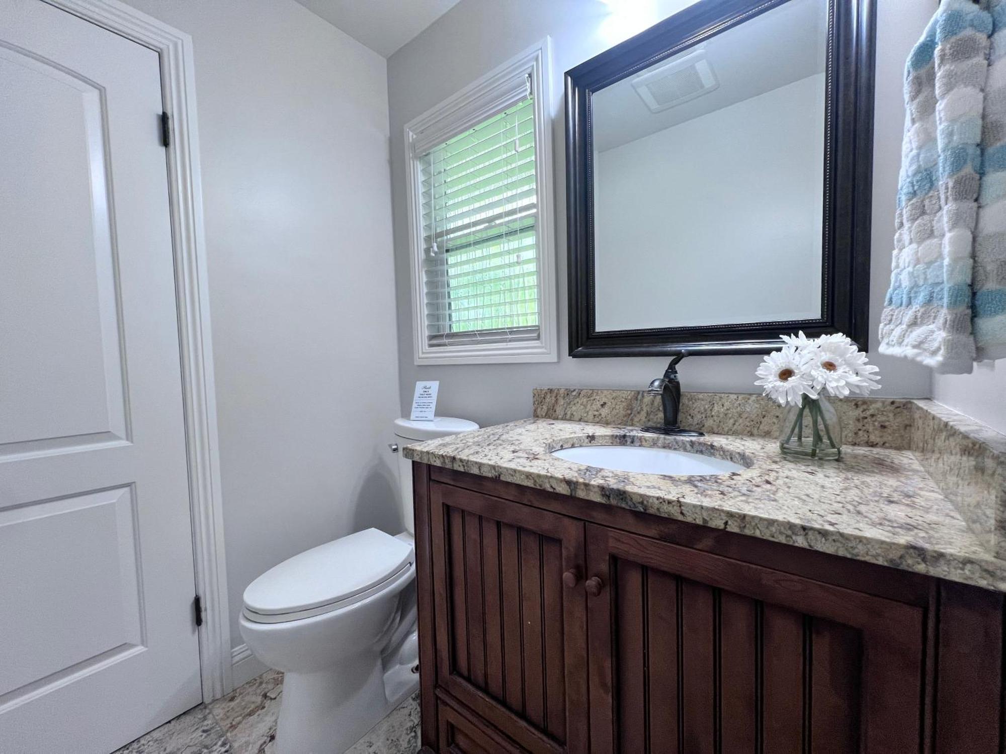 Sweet 5 Bedroom, 4 Bath Pool 1/2 Mile Walk To *