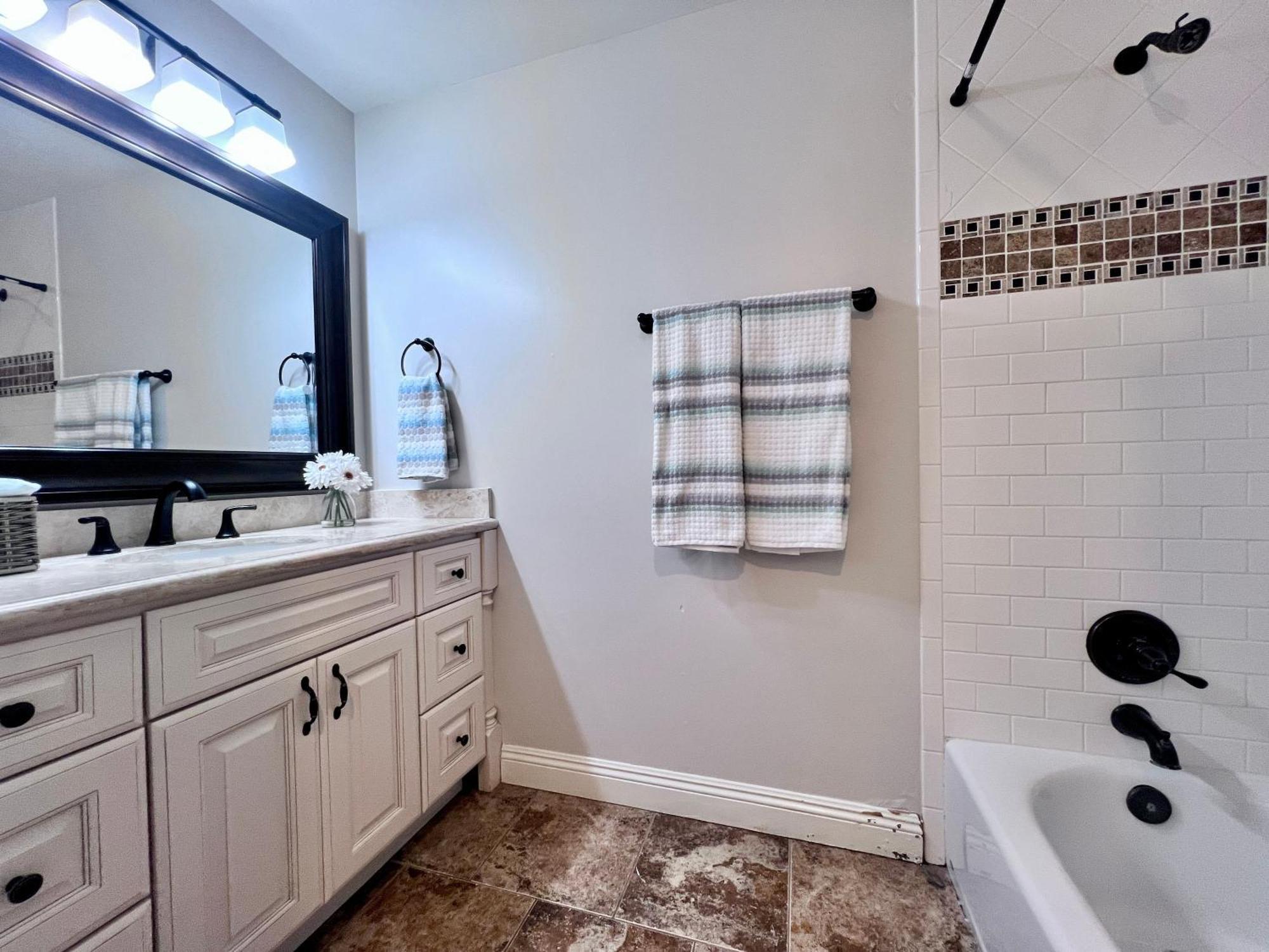 Sweet 5 Bedroom, 4 Bath Pool 1/2 Mile Walk To