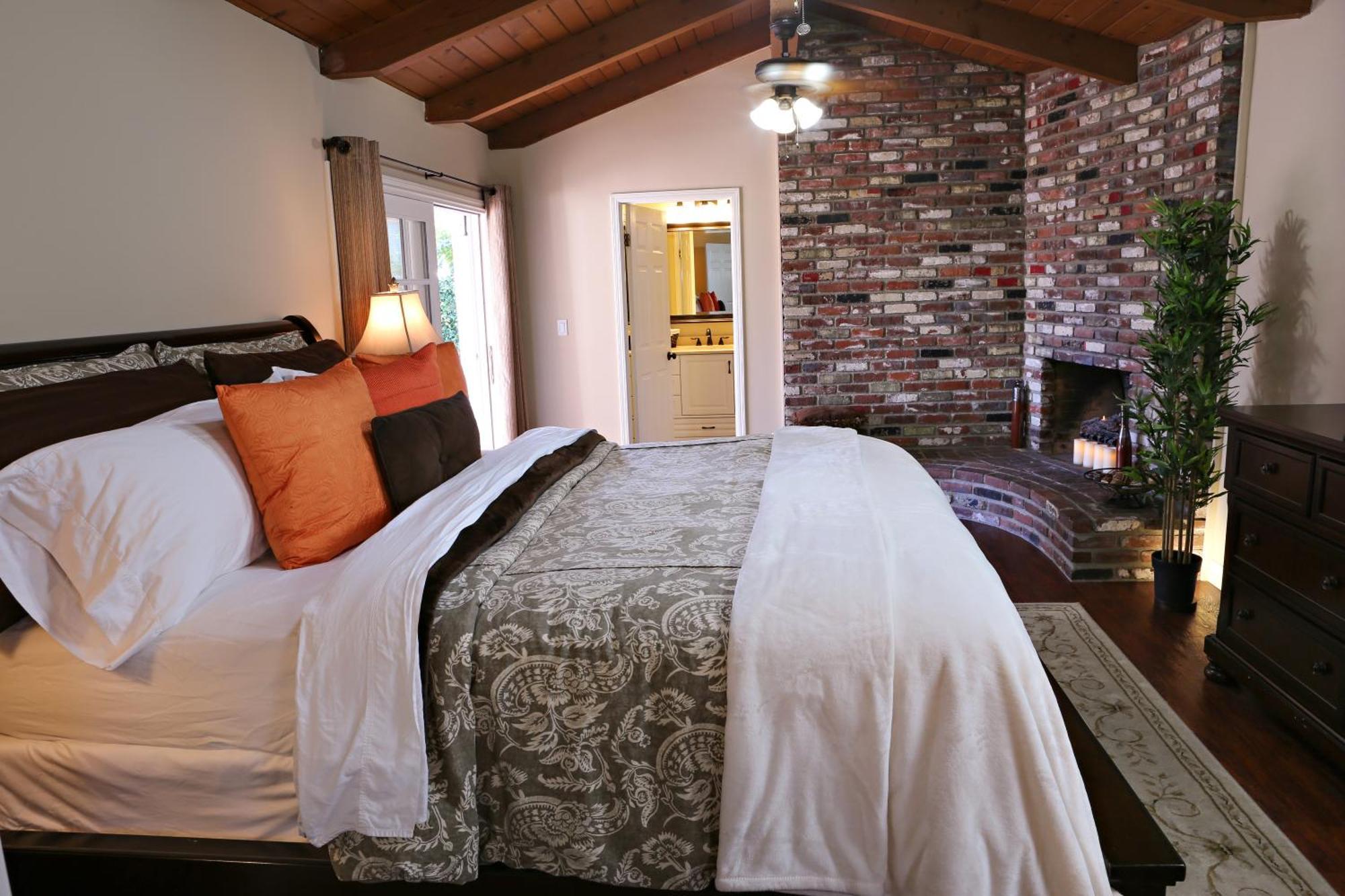 California, Beautiful Pool Home, Short Walk To