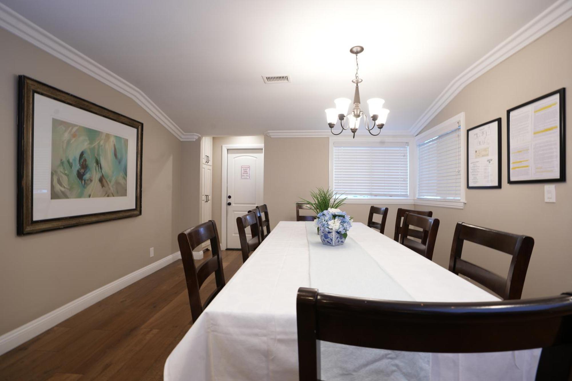 Upscale 6 Bed, 5 Ba, New Pool W/jacuzzi, 1/2 Mile Walk To