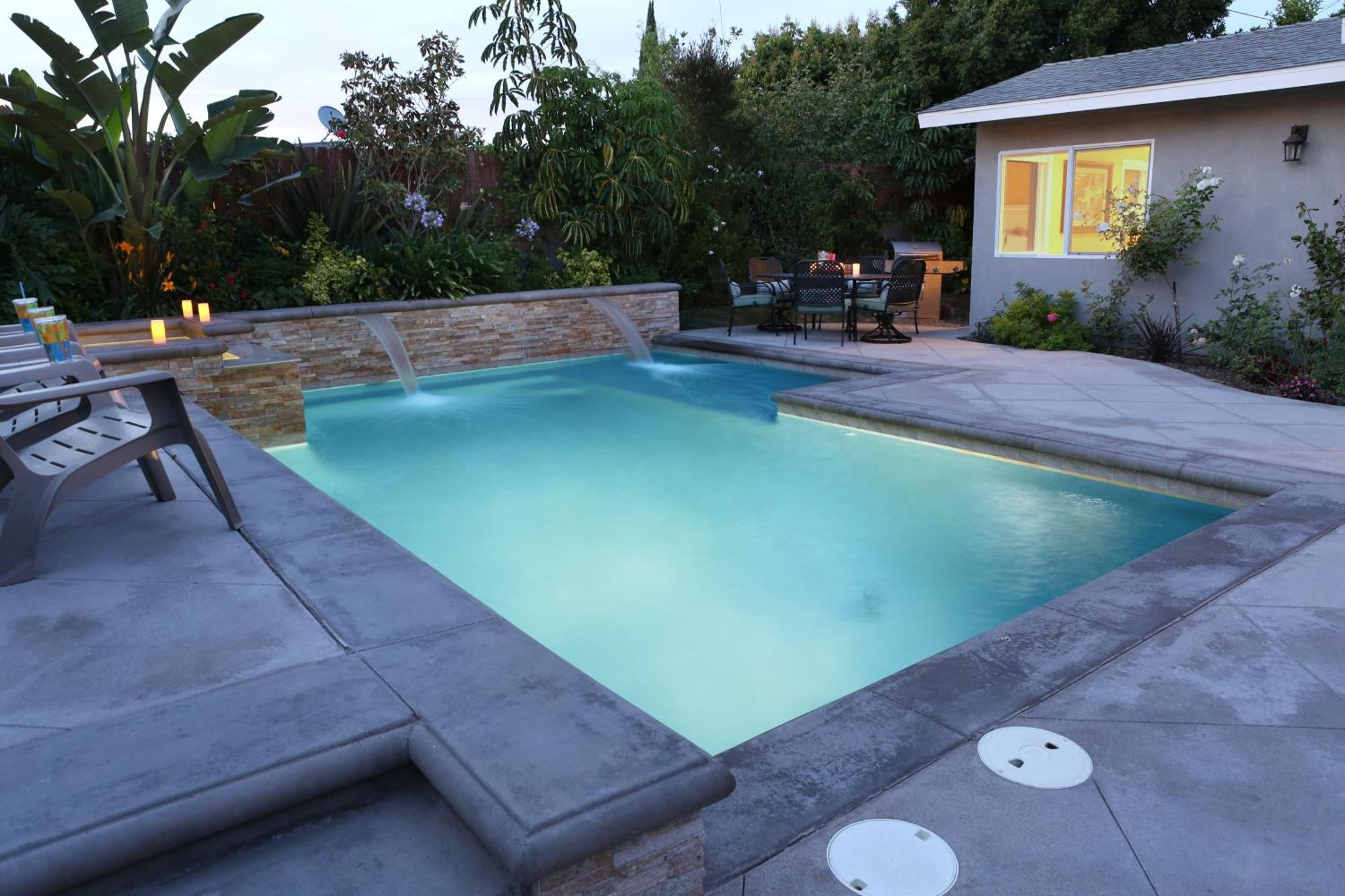 Holiday home Classy 4 Bedroom 3 Bath Pool 3/4 Mile Walk To