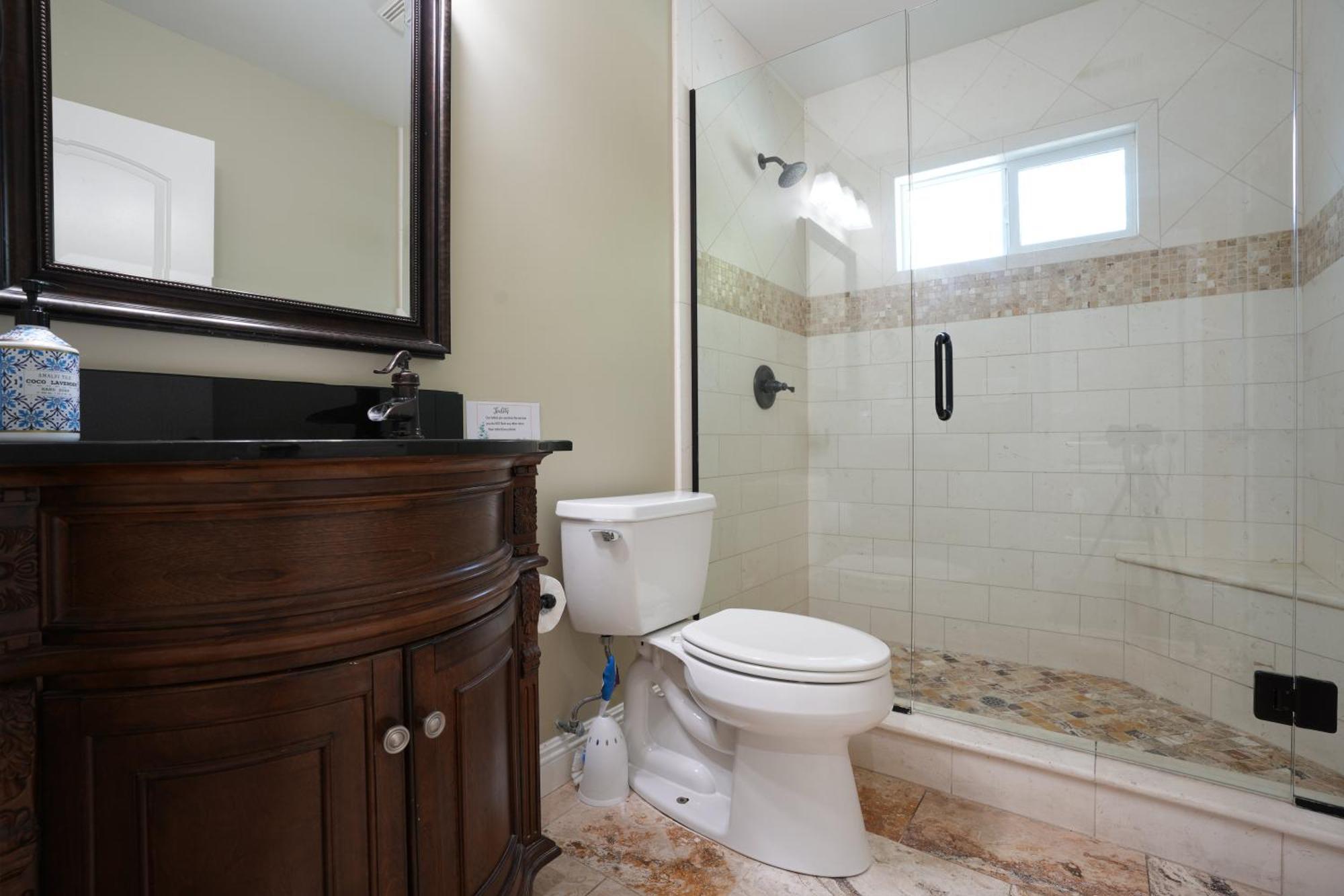 Classy 4 Bedroom 3 Bath Pool 3/4 Mile Walk To * Anaheim